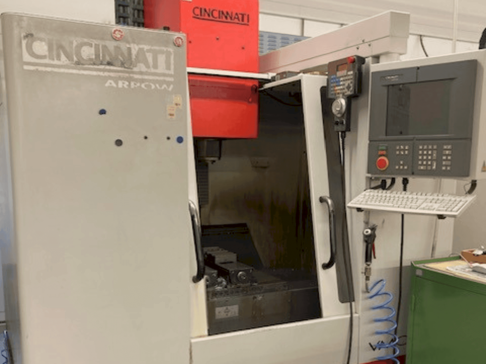 Vista frontale della macchina Cincinnati Arrow 500