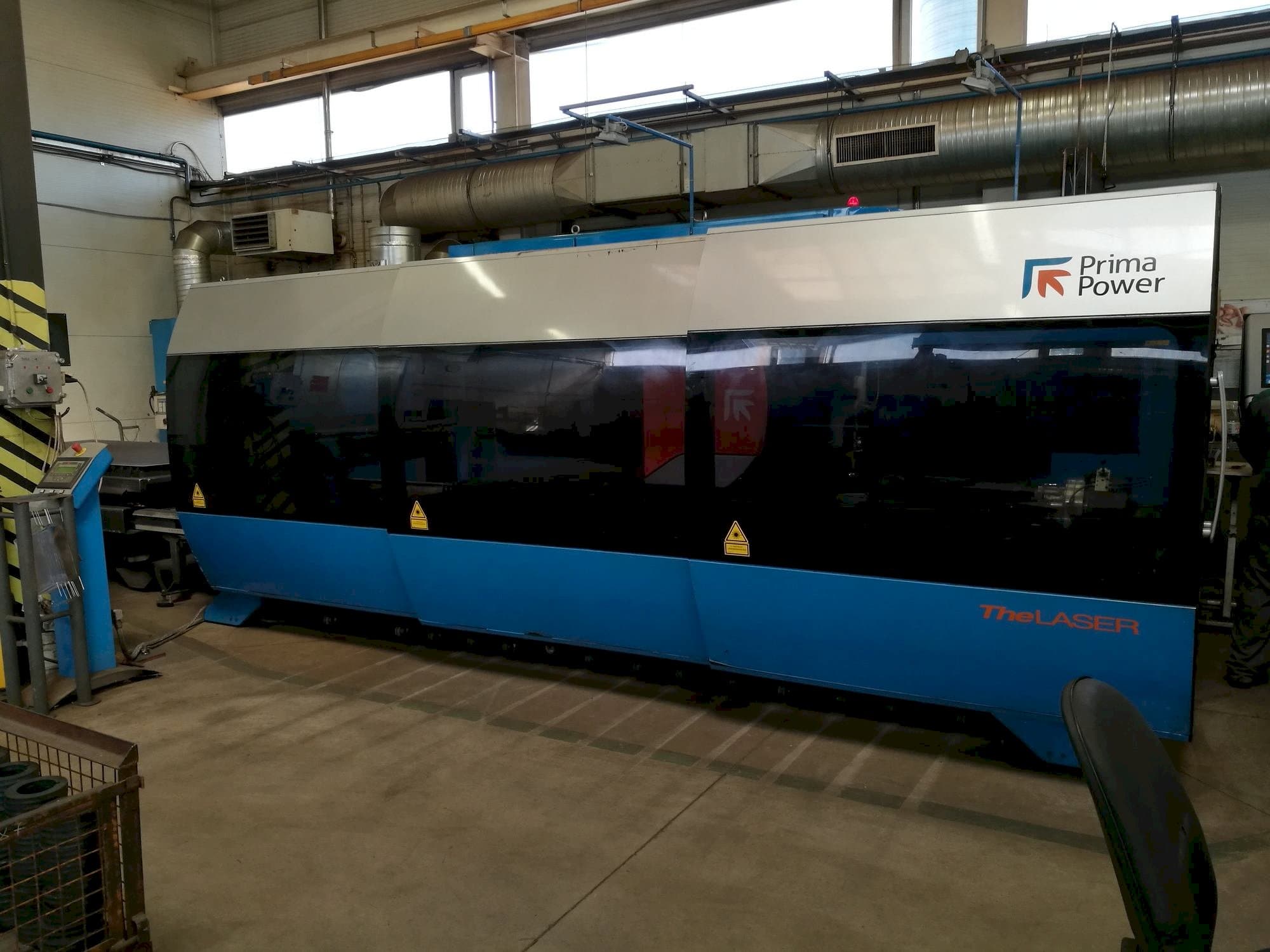 Vista frontale della macchina Prima Power Zaphiro