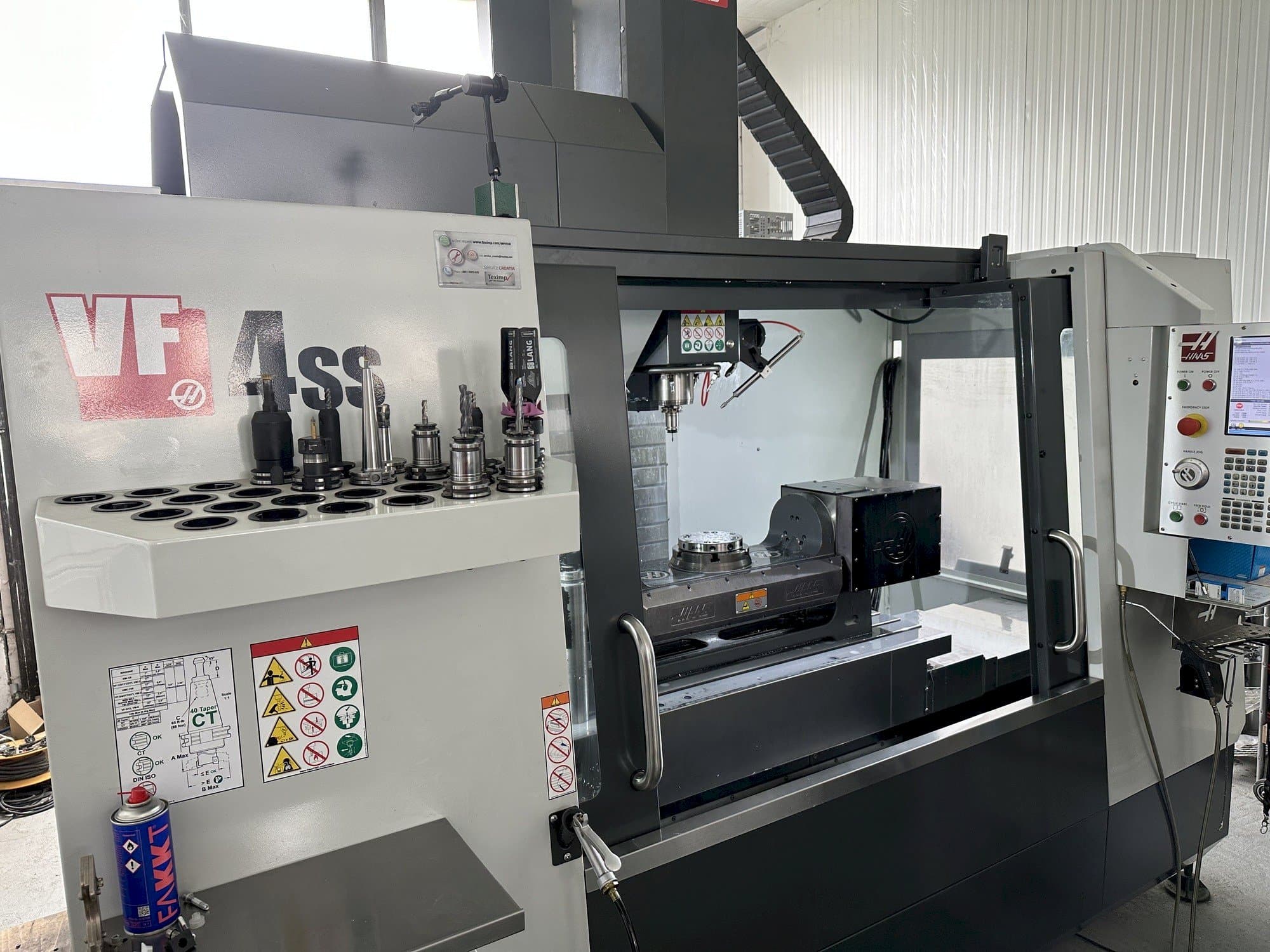Vista lato sinistro della macchina HAAS VF-4SS