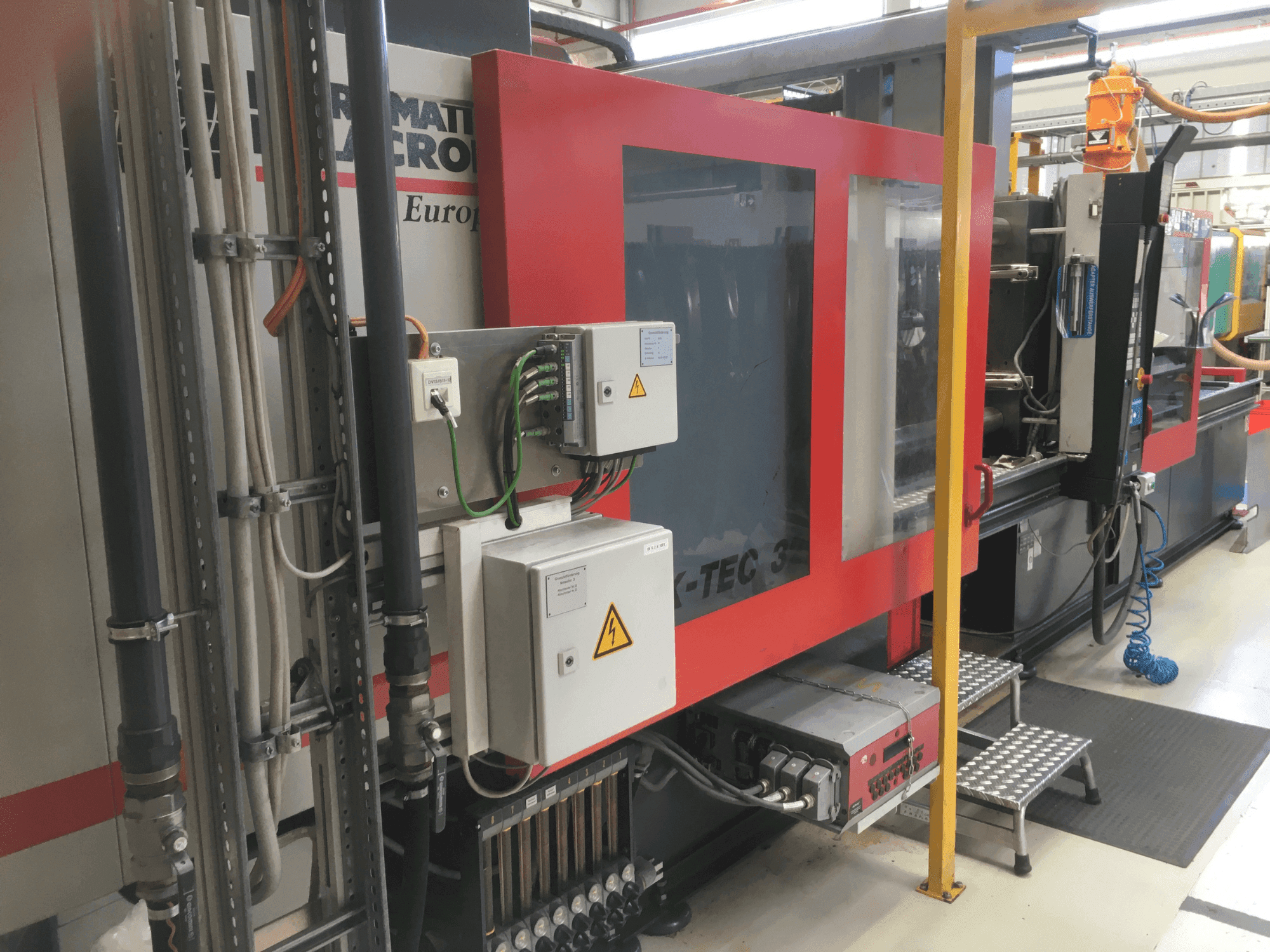 Vista frontale della macchina FERROMATIK K-TEC 320 S