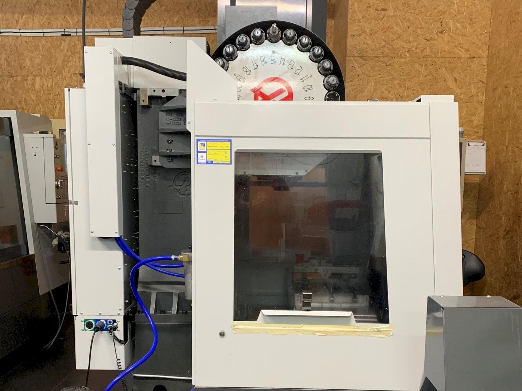 Vista frontale della macchina HAAS VF-2EU