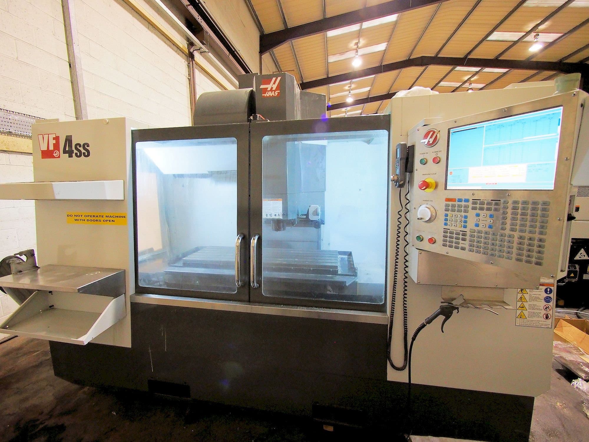 Vista frontale della macchina HAAS VF-4SS