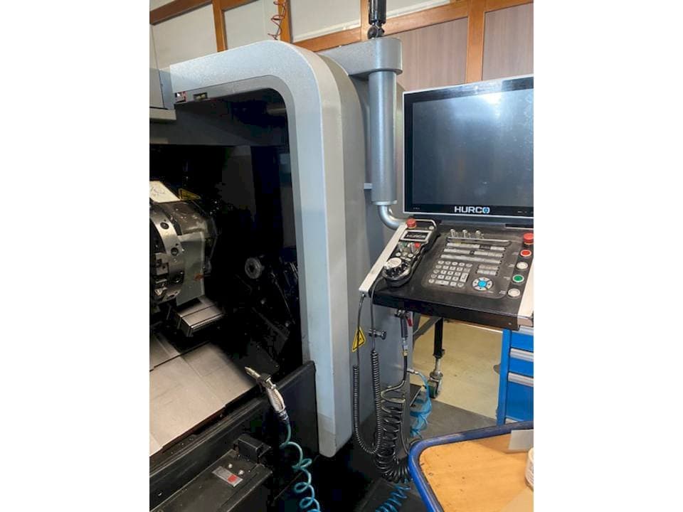 Vista frontale della macchina Hurco TM8i