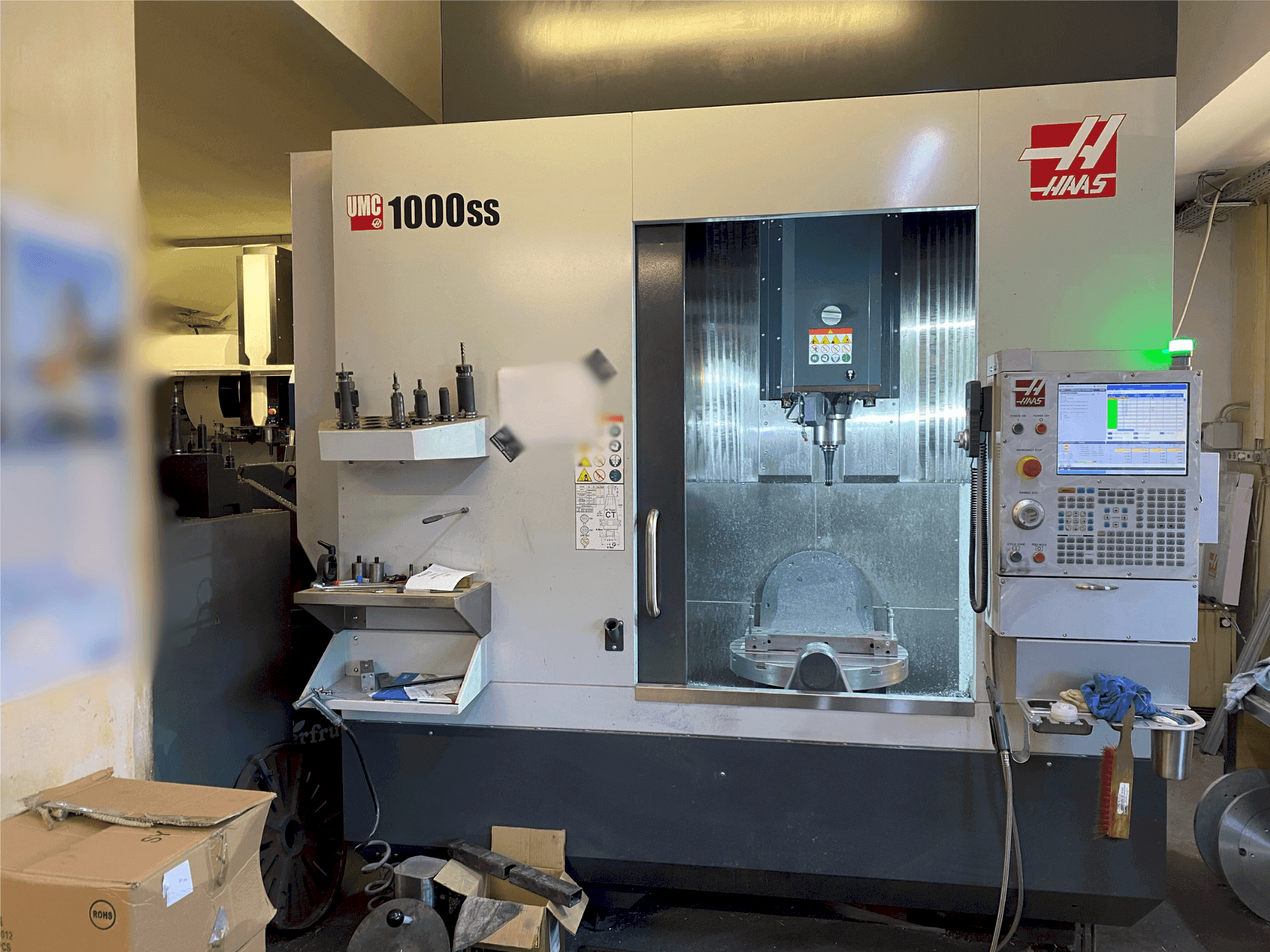 Vista frontale della macchina HAAS UMC-1000SS