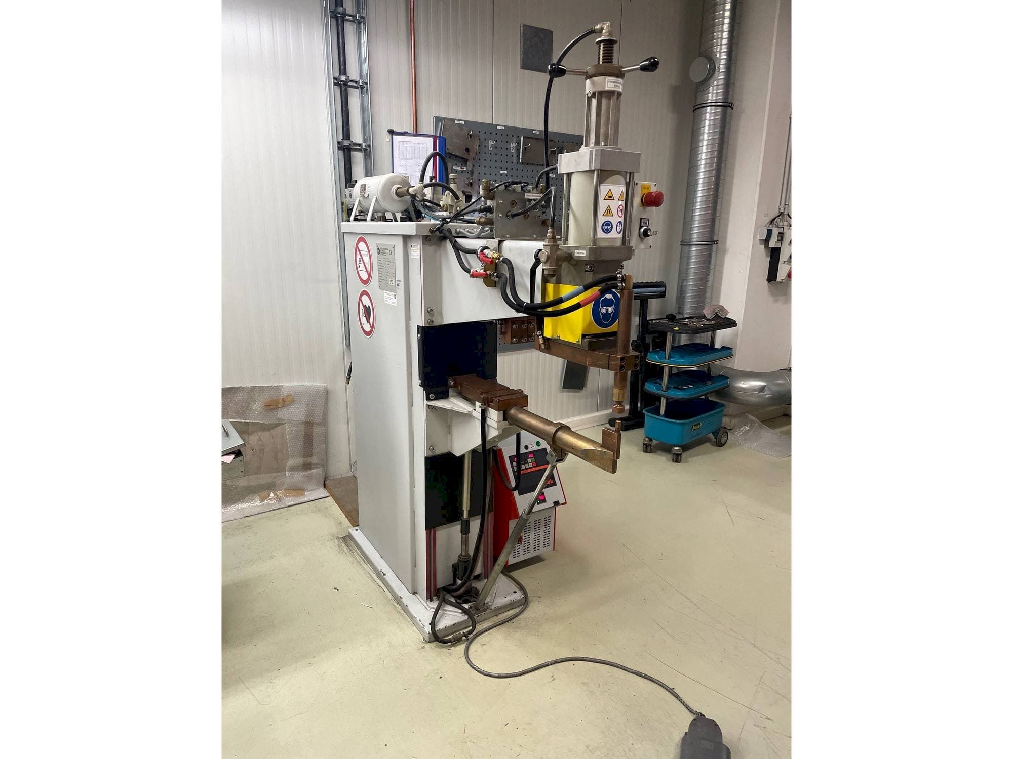 Vista frontale della macchina ESD 8212 S