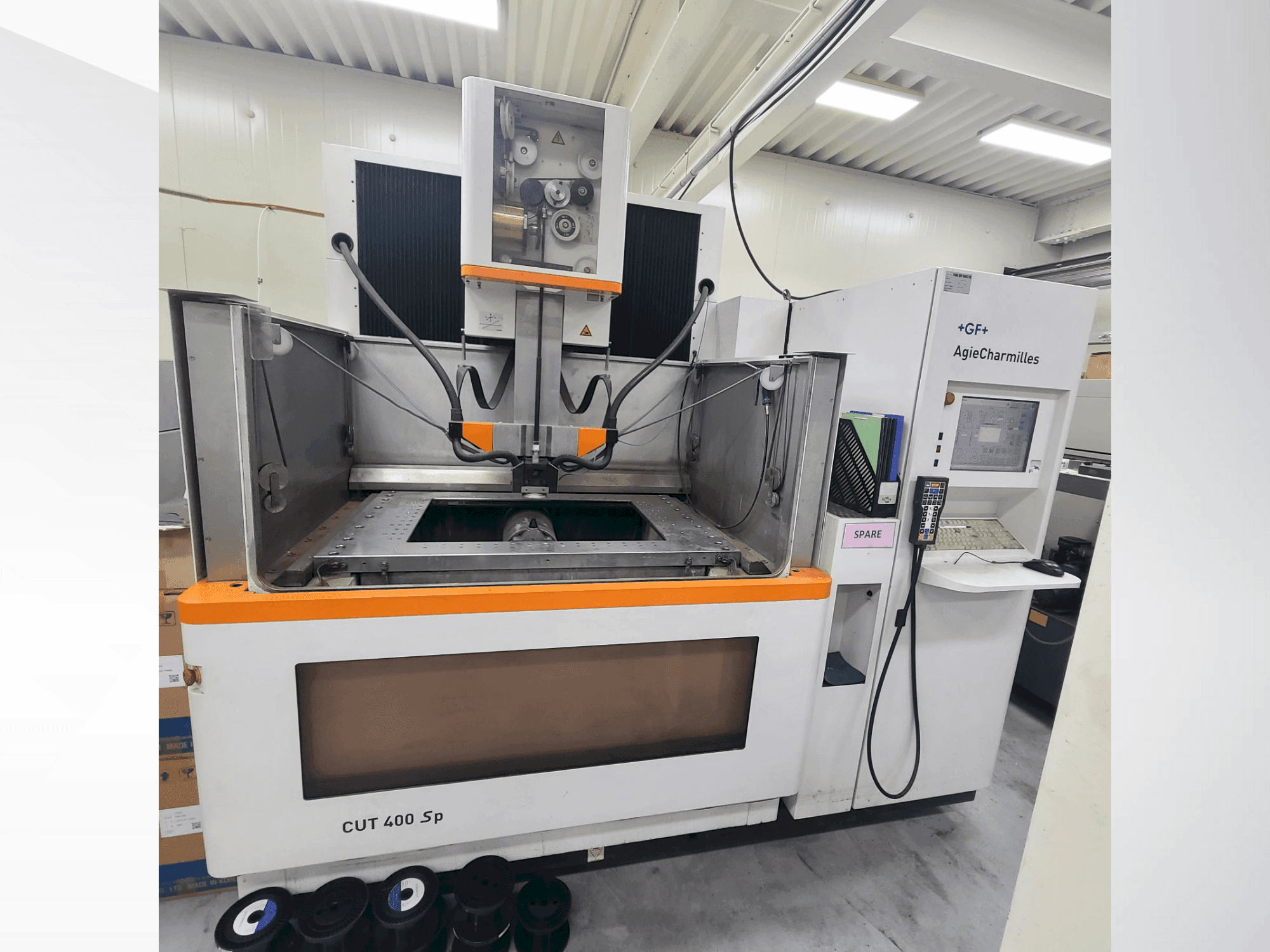 Vista frontale della macchina AGIE CUT 400 Sp