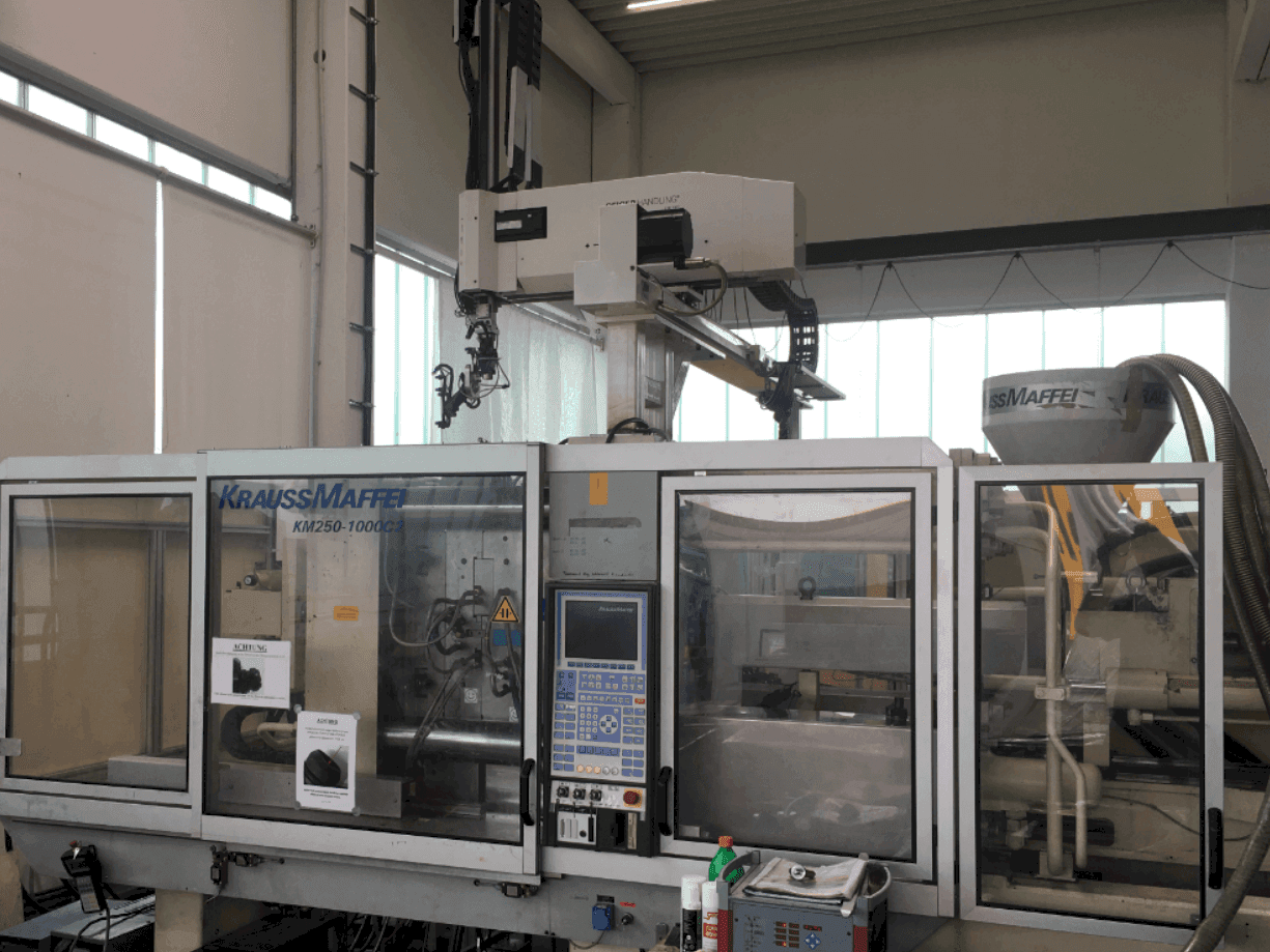 Vista frontale della macchina Krauss Maffei 250-1000 C2