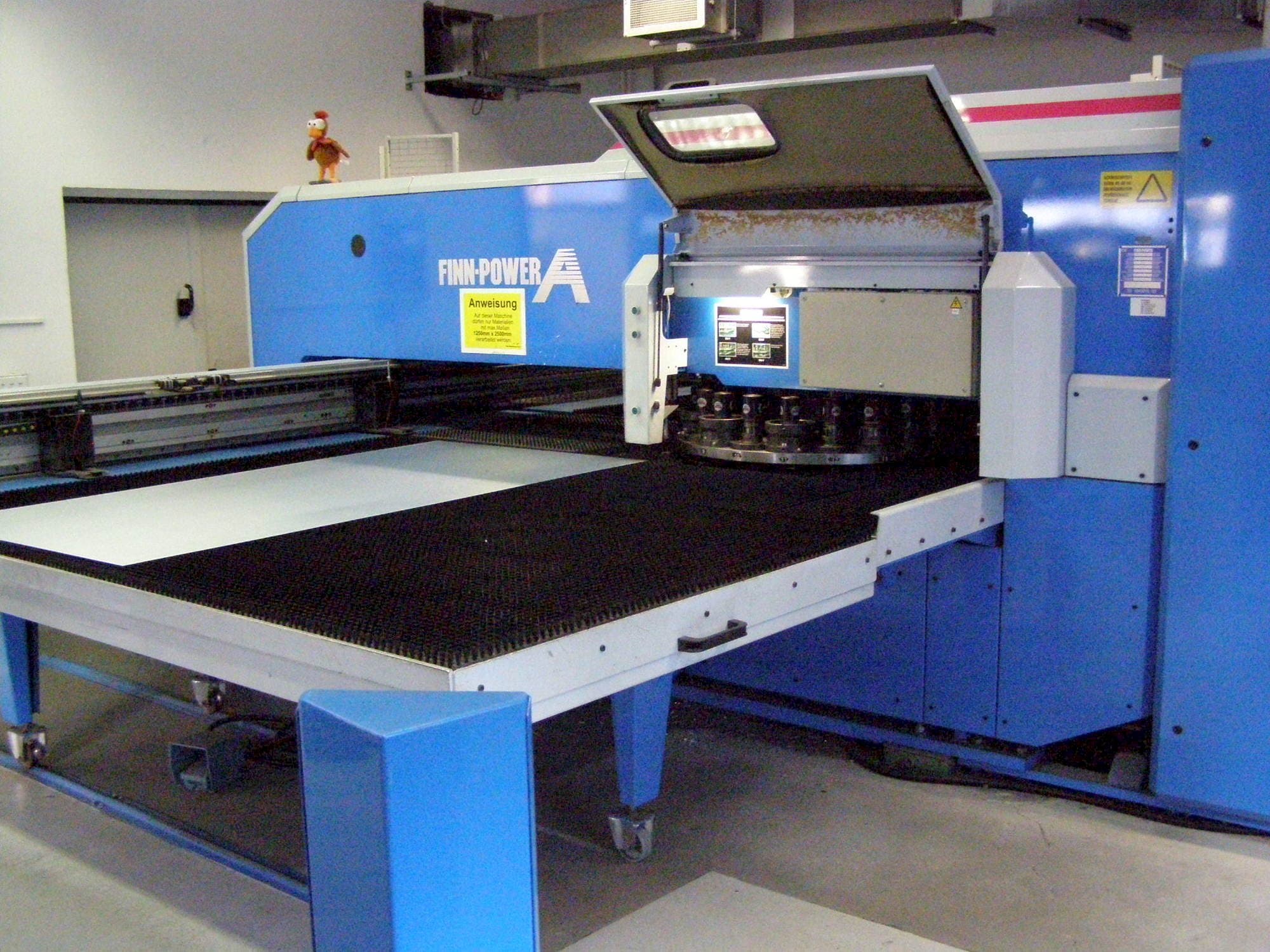 Vista frontale della macchina Finn-Power A5 – 25 SBV