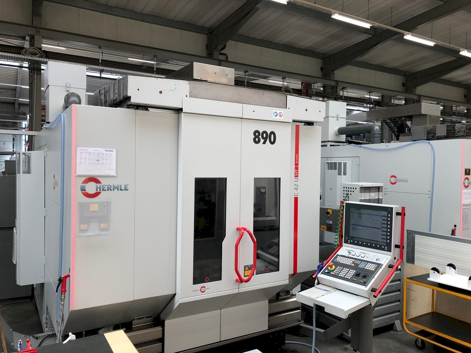 Vista frontale della macchina HERMLE C42U MT