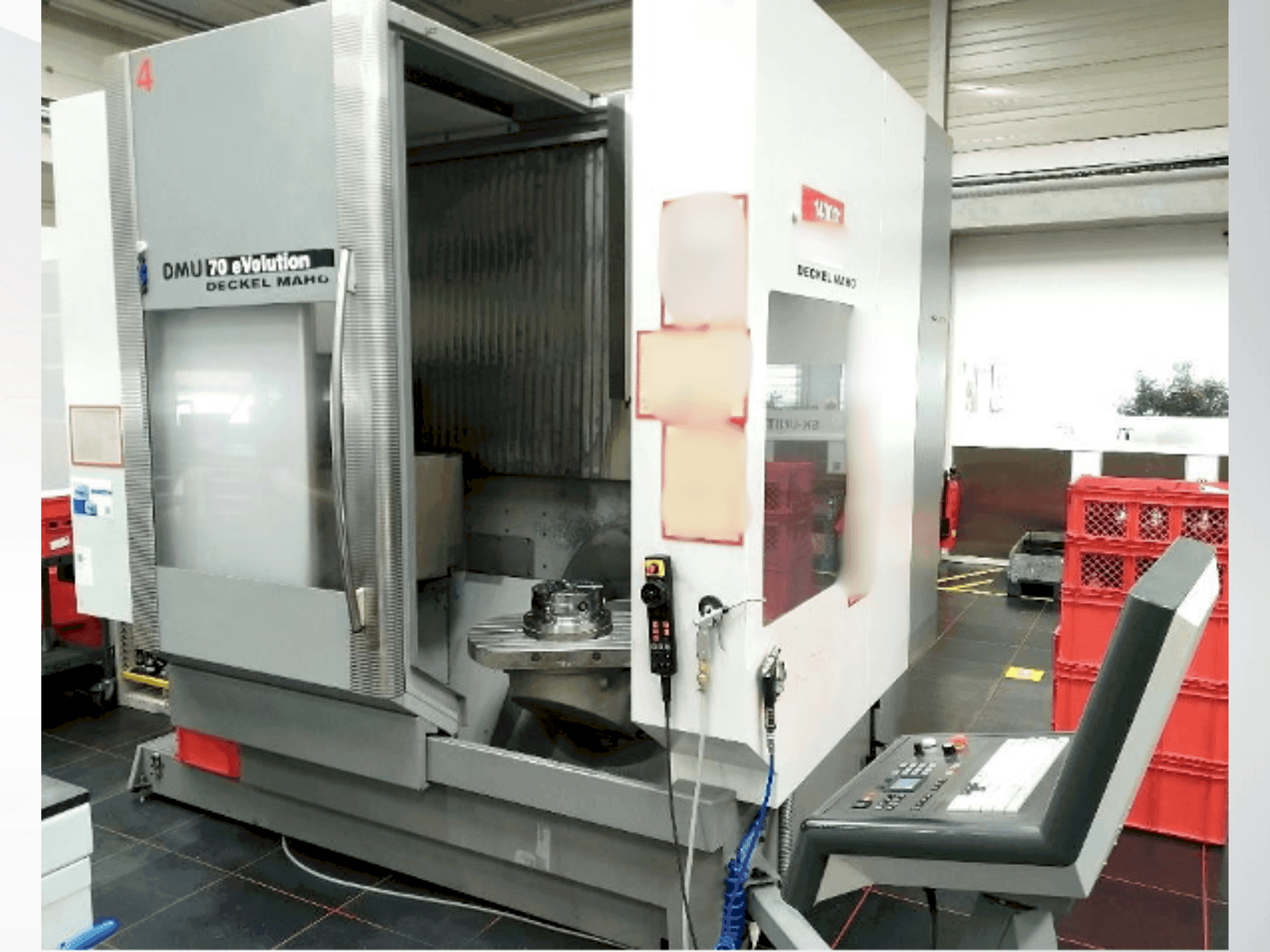 Vista frontale della macchina DECKEL DMU 70 eVolution