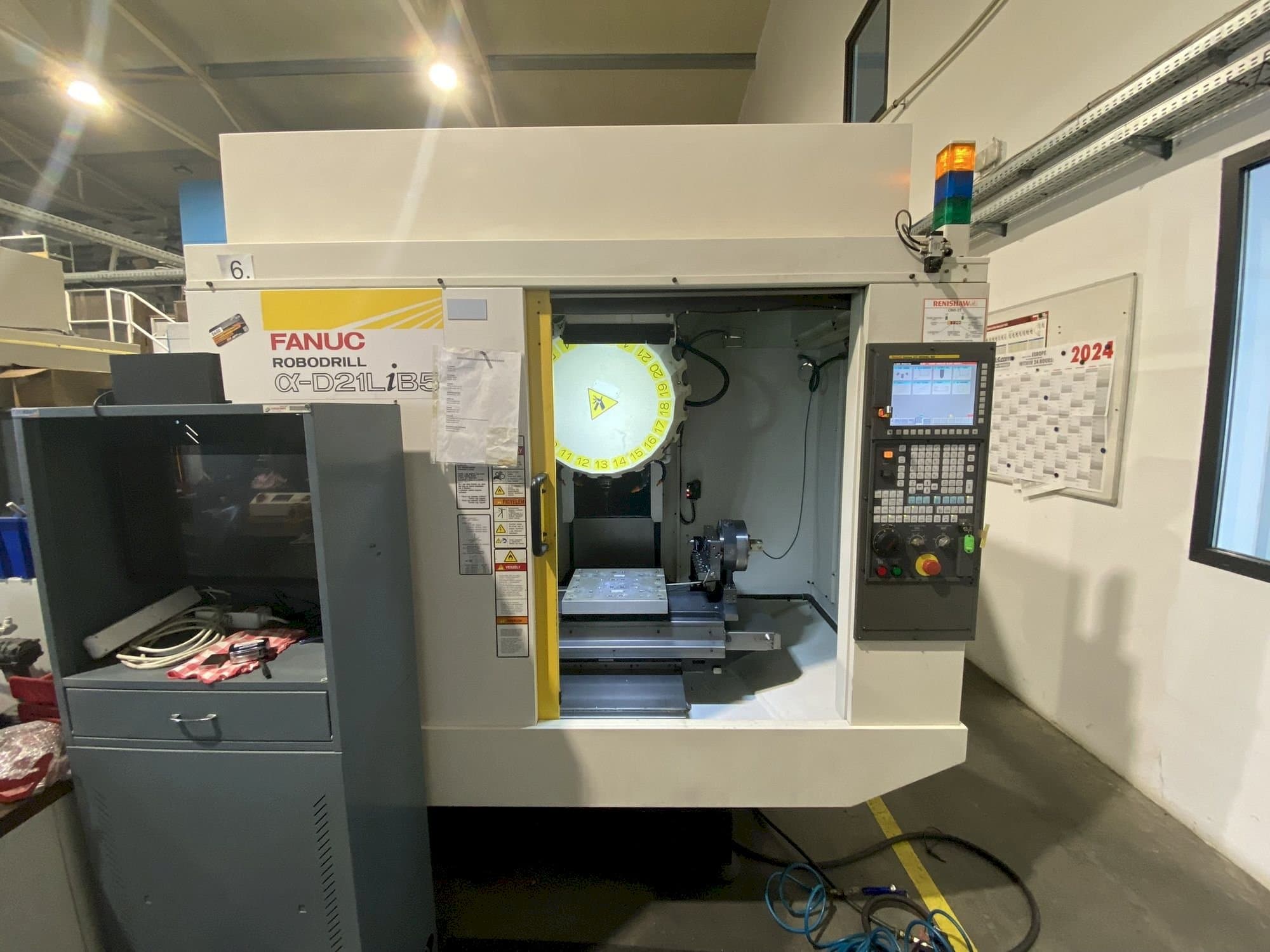 Vista frontale della macchina FANUC Robodrill Alpha D21LiA5
