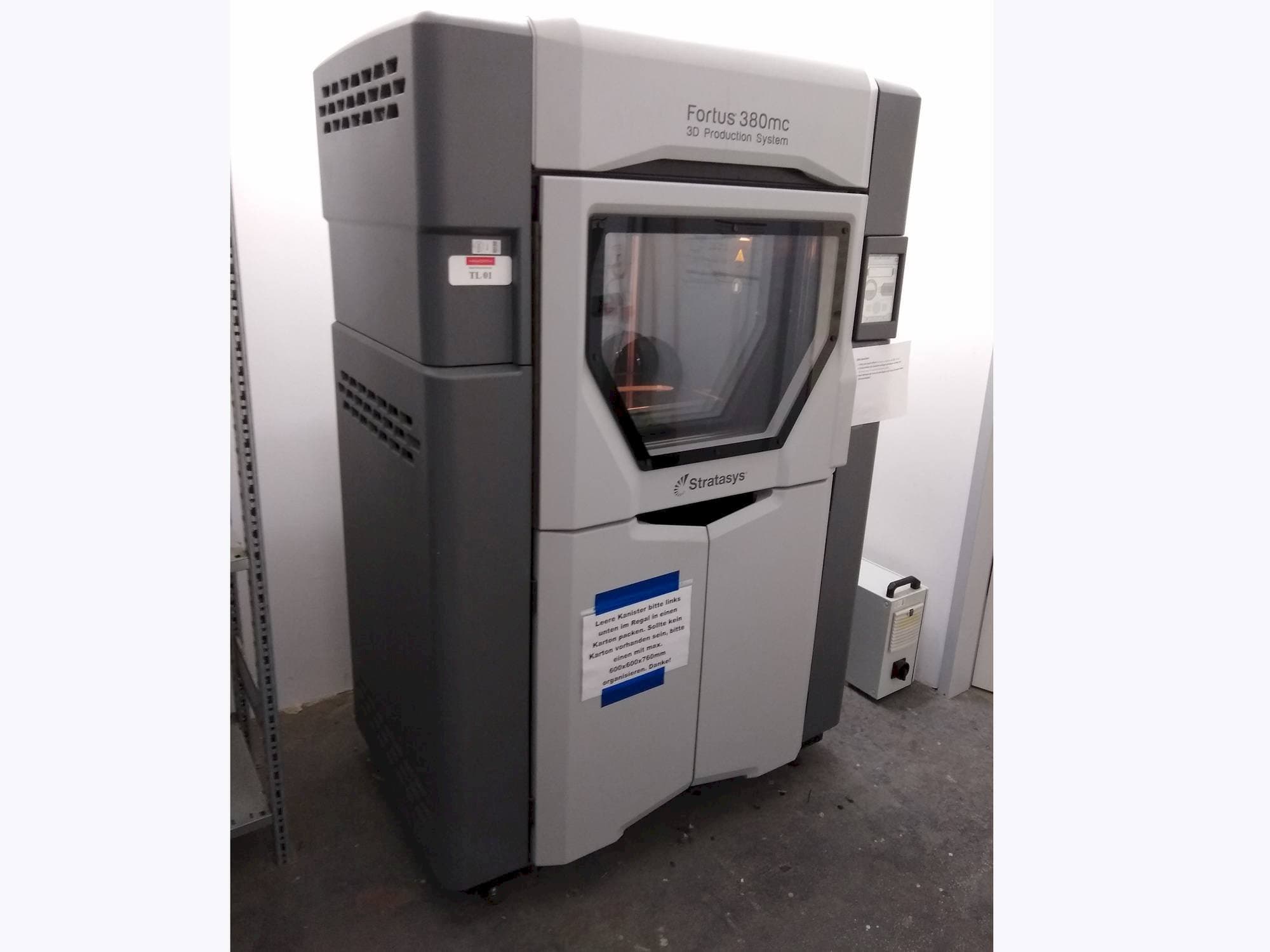 Vista frontale della macchina Stratasys Fortus 380MC