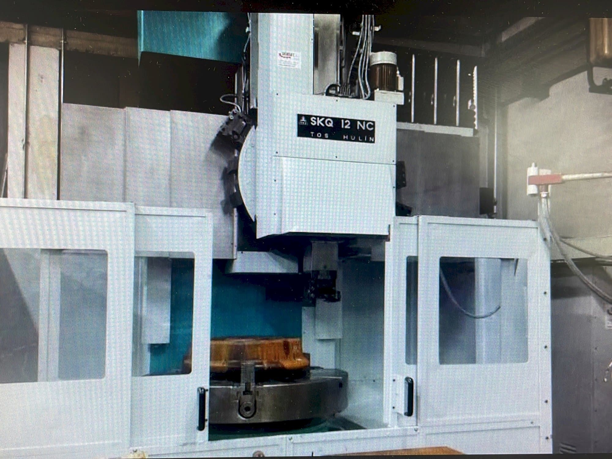 Vista frontale della macchina TOS SKQ 12 NC