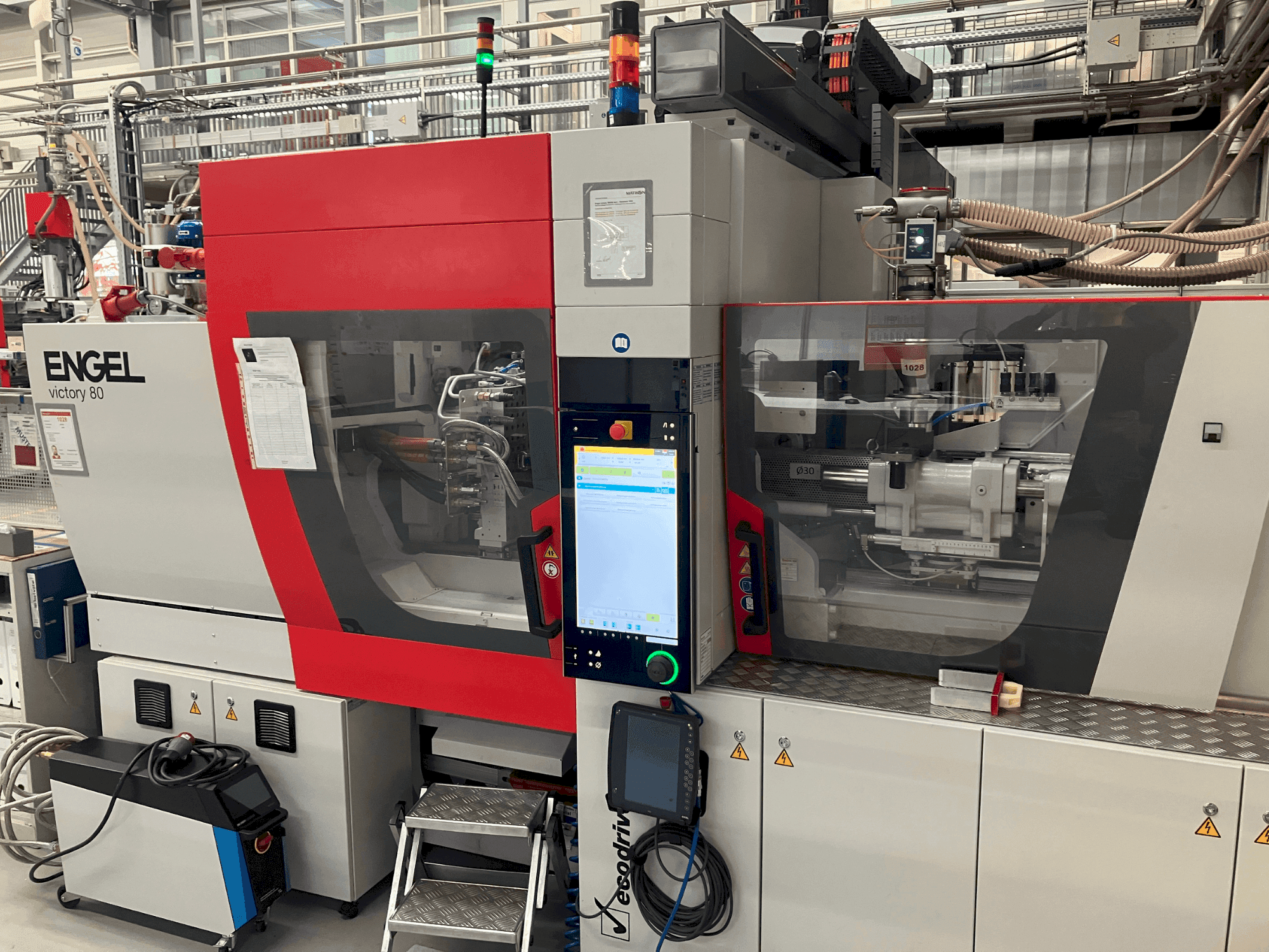 Vista frontale della macchina Engel victory 200/80 tech