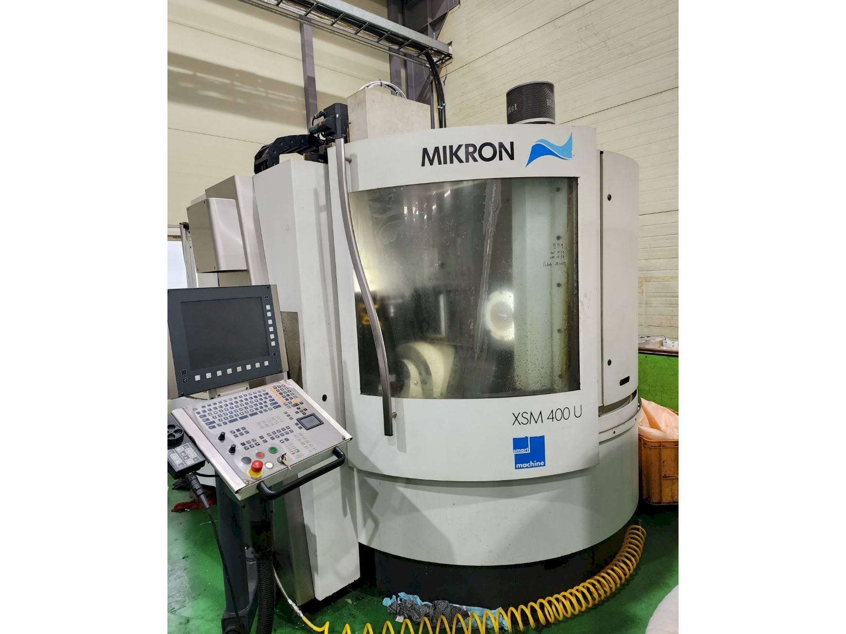 Vista frontale della macchina MIKRON XSM 400 U
