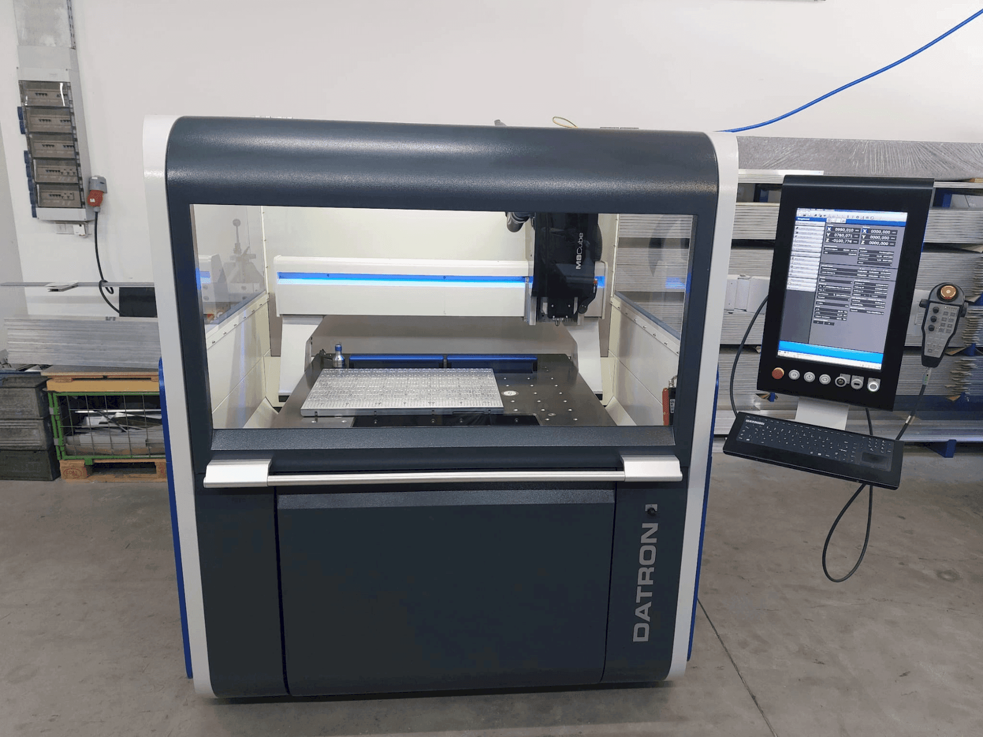 Vista frontale della macchina Datron M8 Cube