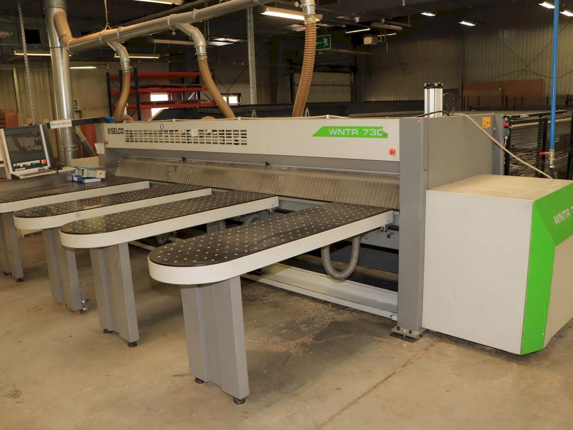 Vista frontale della macchina SELCO WNTR 730