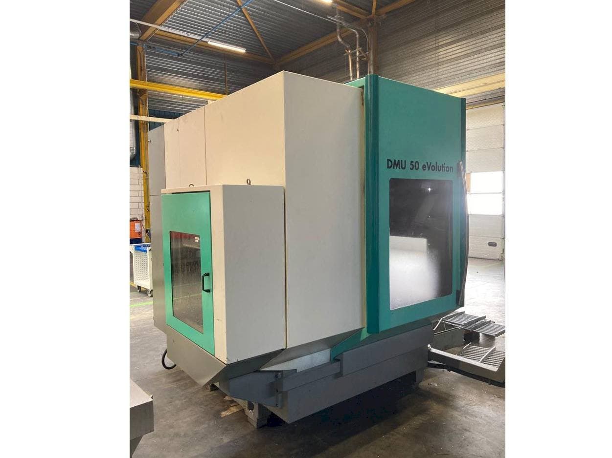 Vista frontale della macchina DECKEL MAHO DMG 50Evo