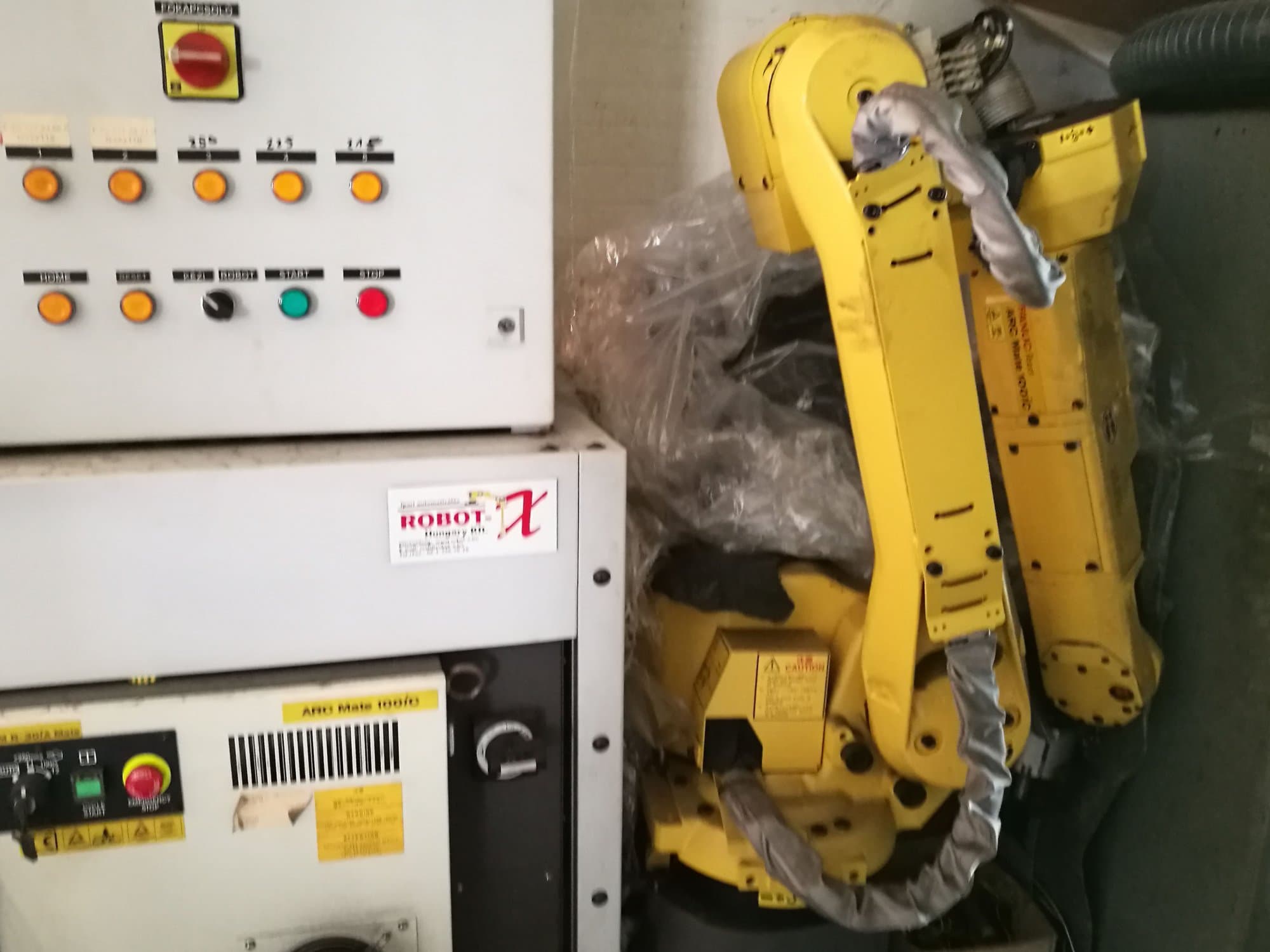 Vista frontale della macchina FANUC ARC Mate 100iC