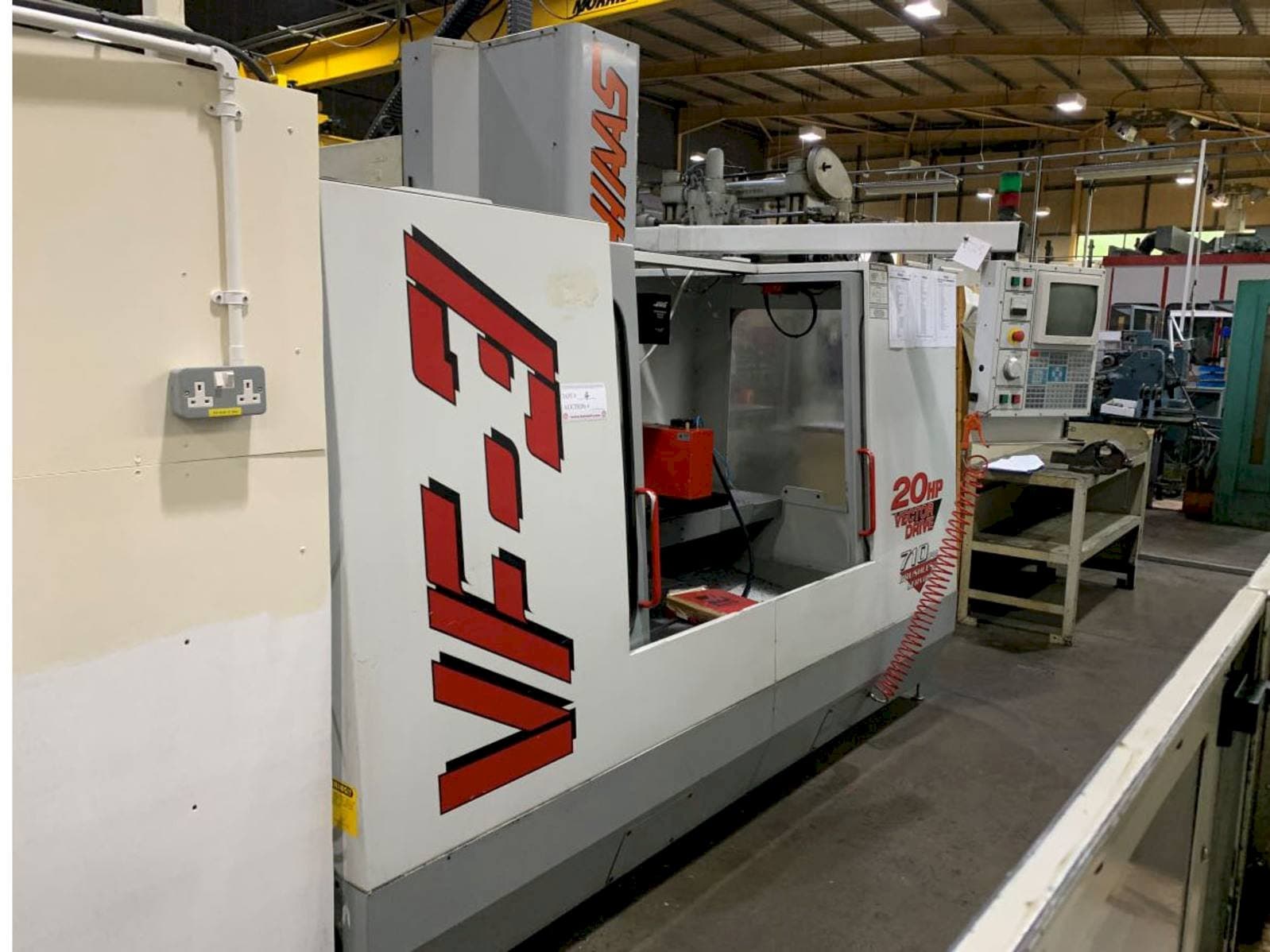 Vista frontale della macchina HAAS VF3