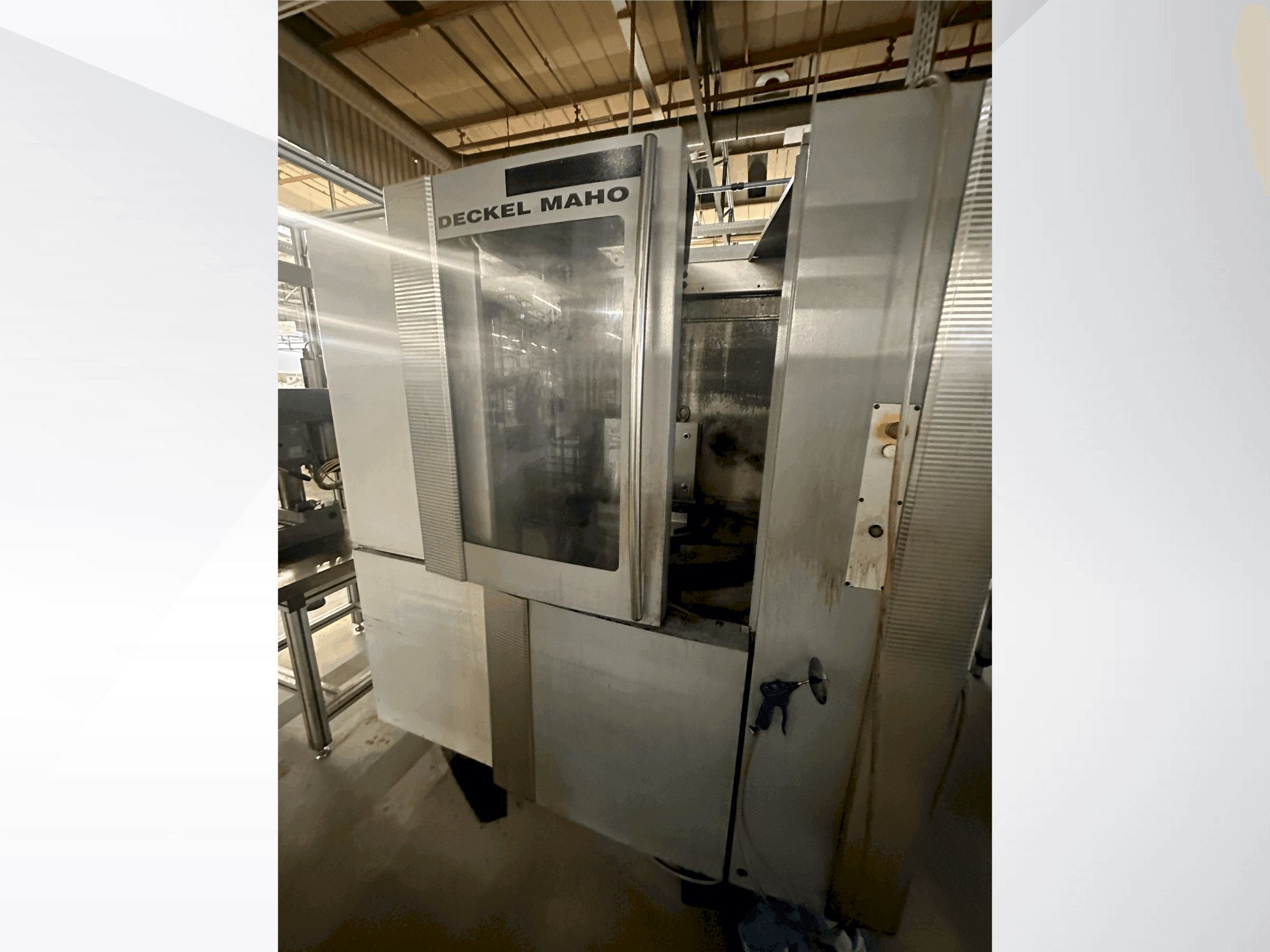 Vista frontale della macchina DECKEL MAHO DMC 50H