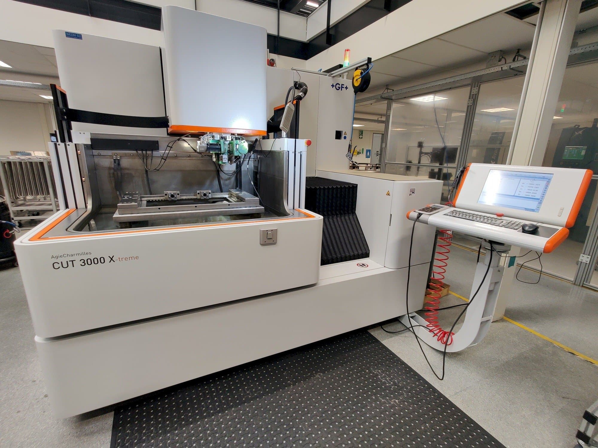 Vista frontale della macchina GF AgieCharmilles CUT 3000 X