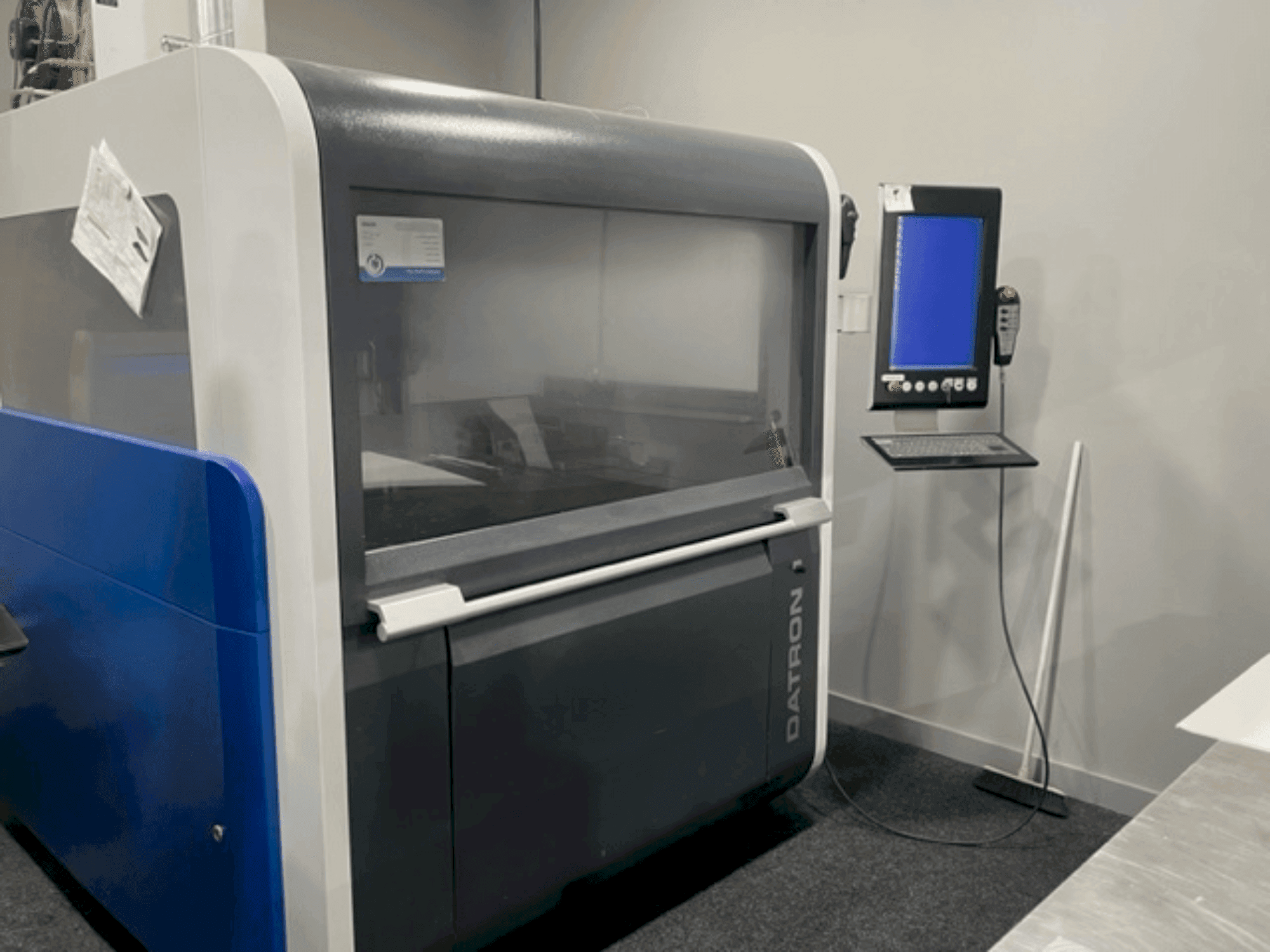 Vista frontale della macchina Datron M8 Cube