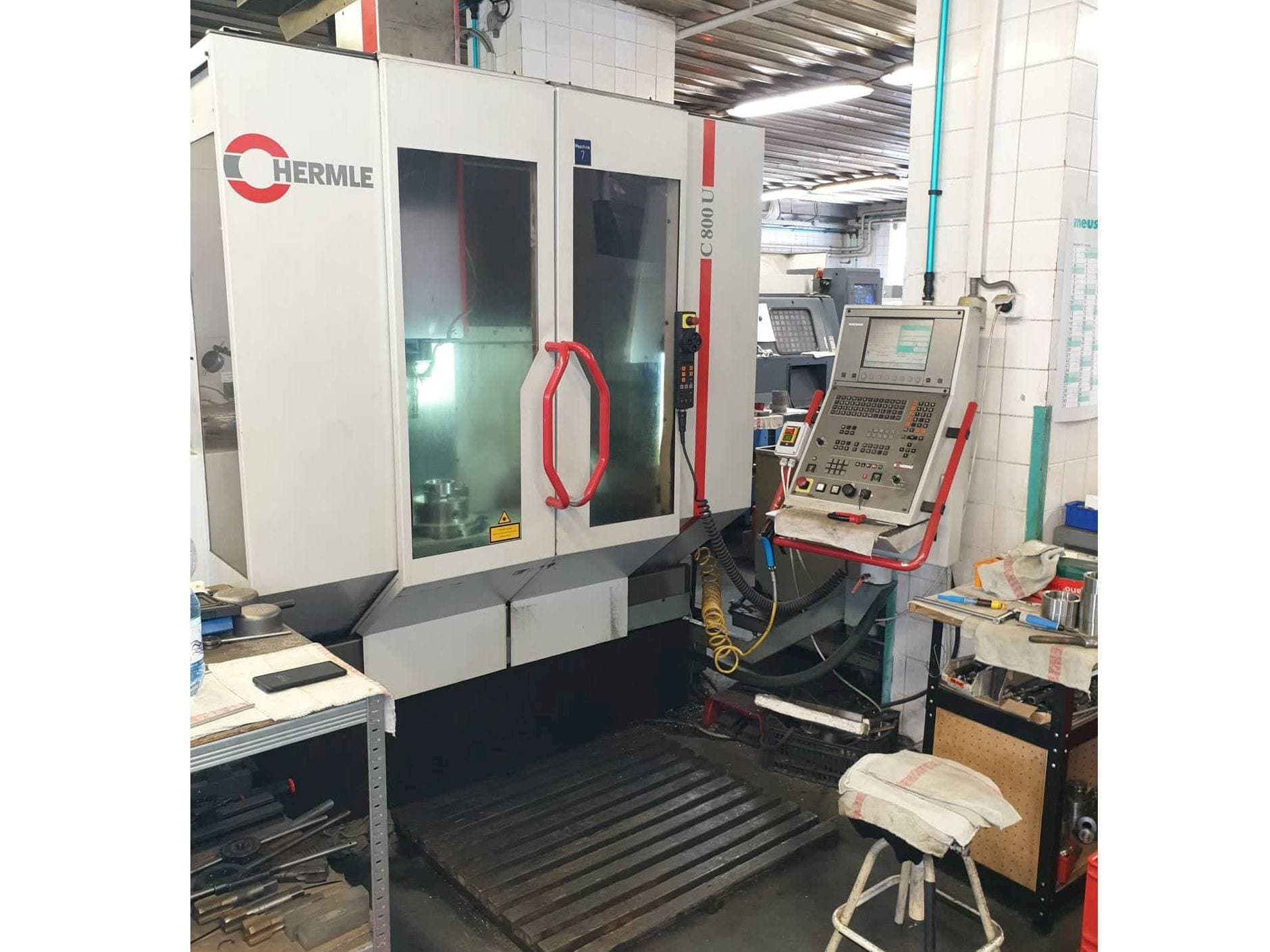 Vista frontale della macchina HERMLE C800 U