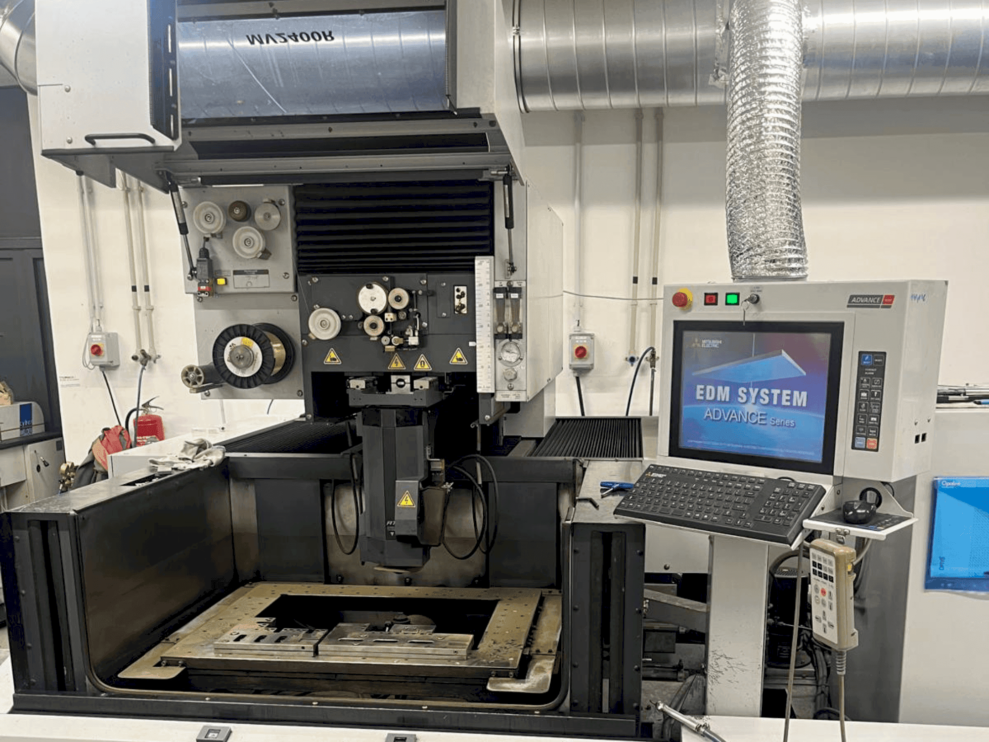 Vista frontale della macchina Mitsubishi MV2400 R