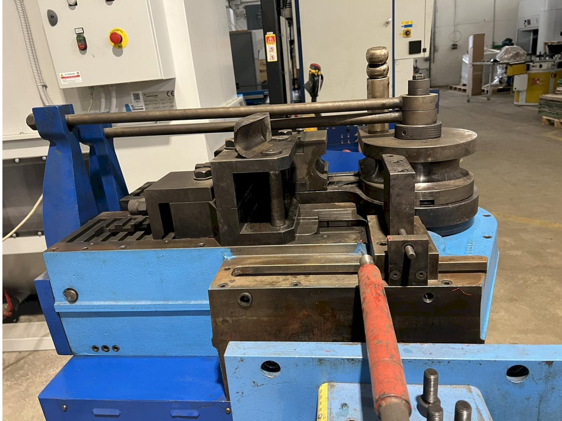 Vista laterale sinistra della macchina CBC Uni 90