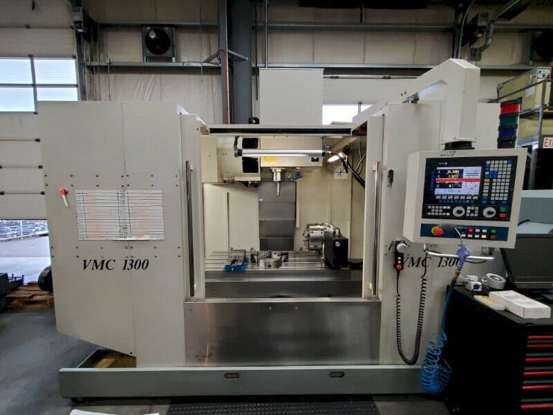 Vista frontale della macchina Modern Microcut VMC 1300