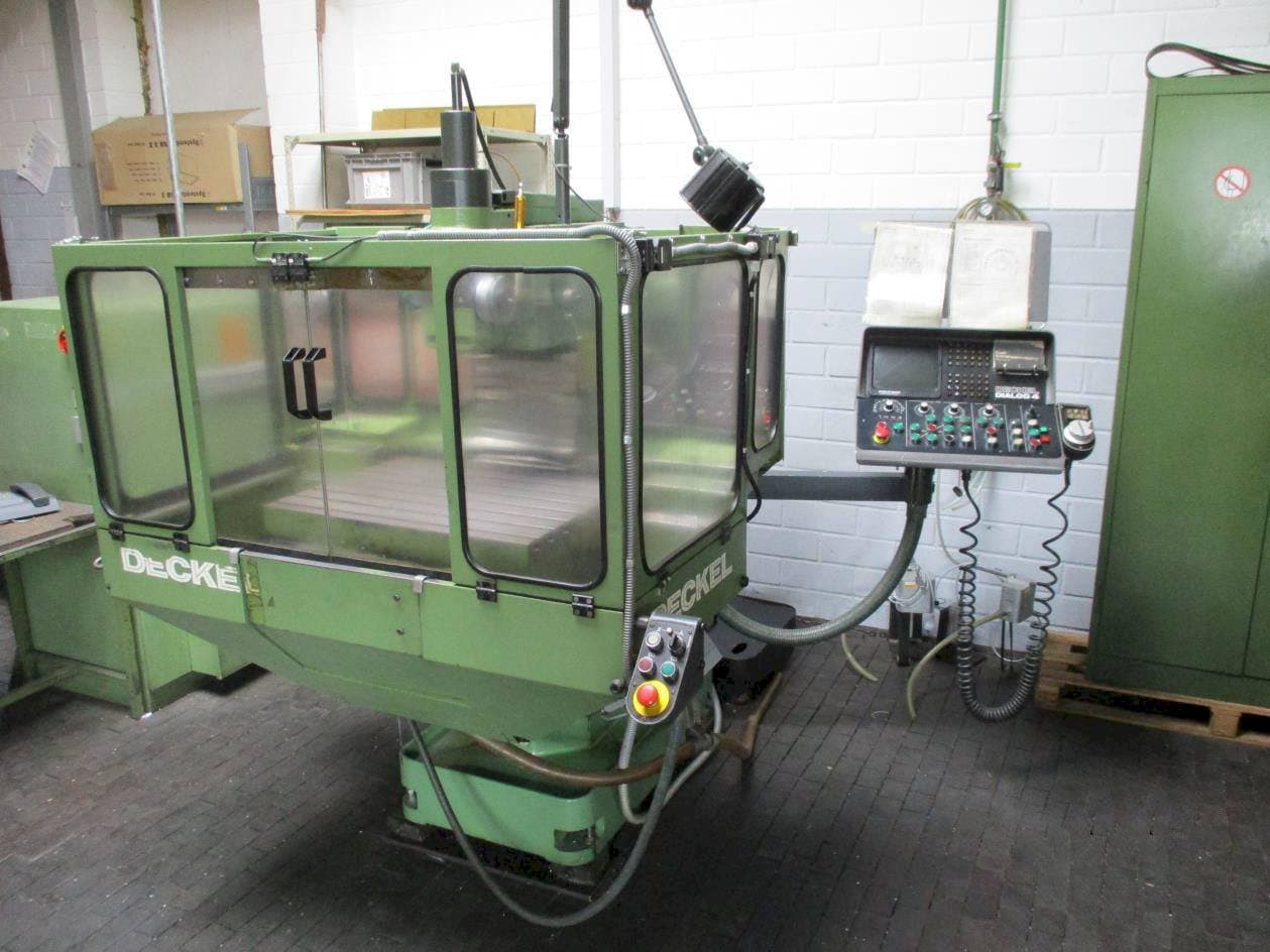 Vista frontale della macchina DECKEL FP 3NC