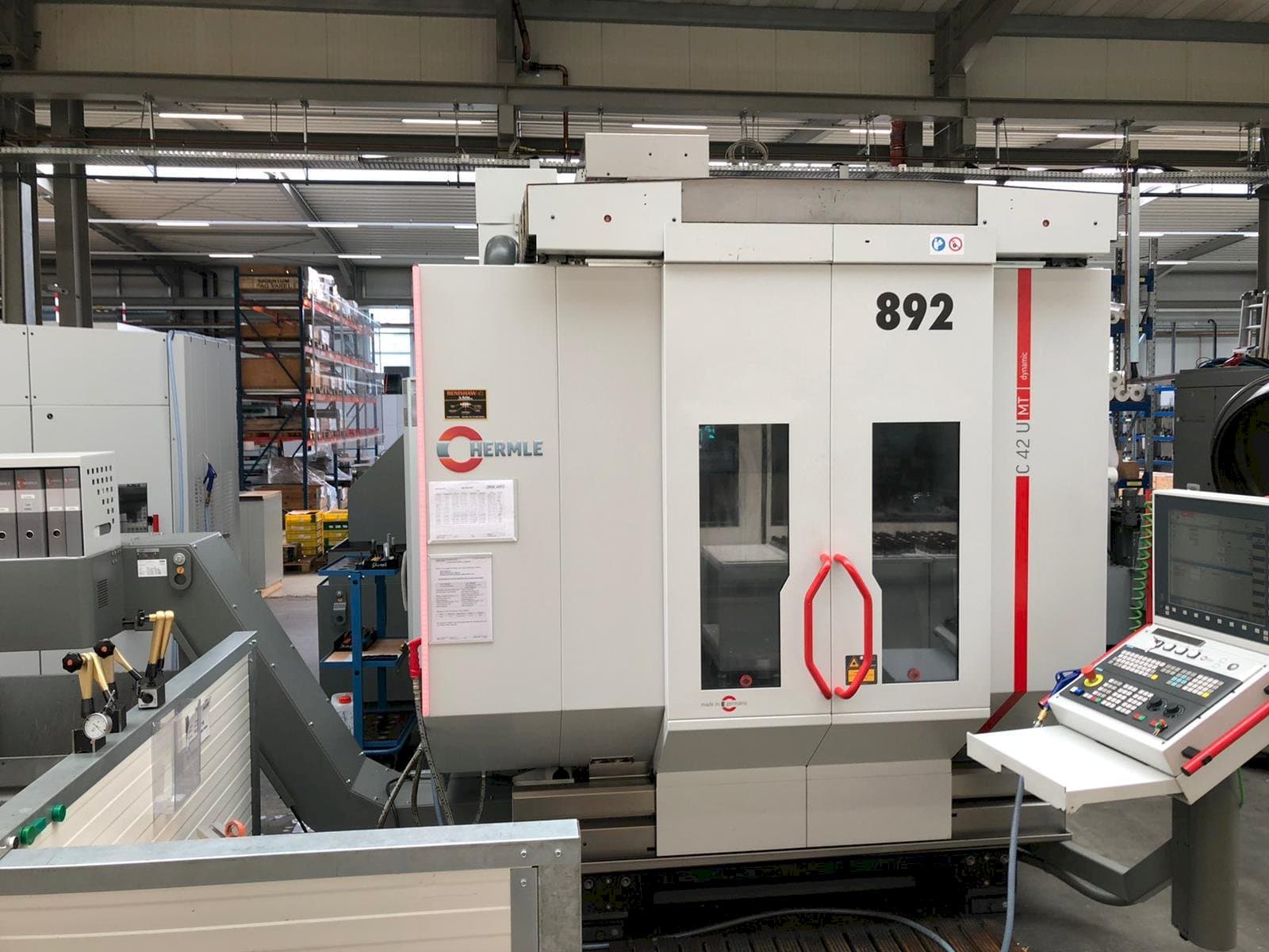 Vista frontale della macchina HERMLE C42U MT