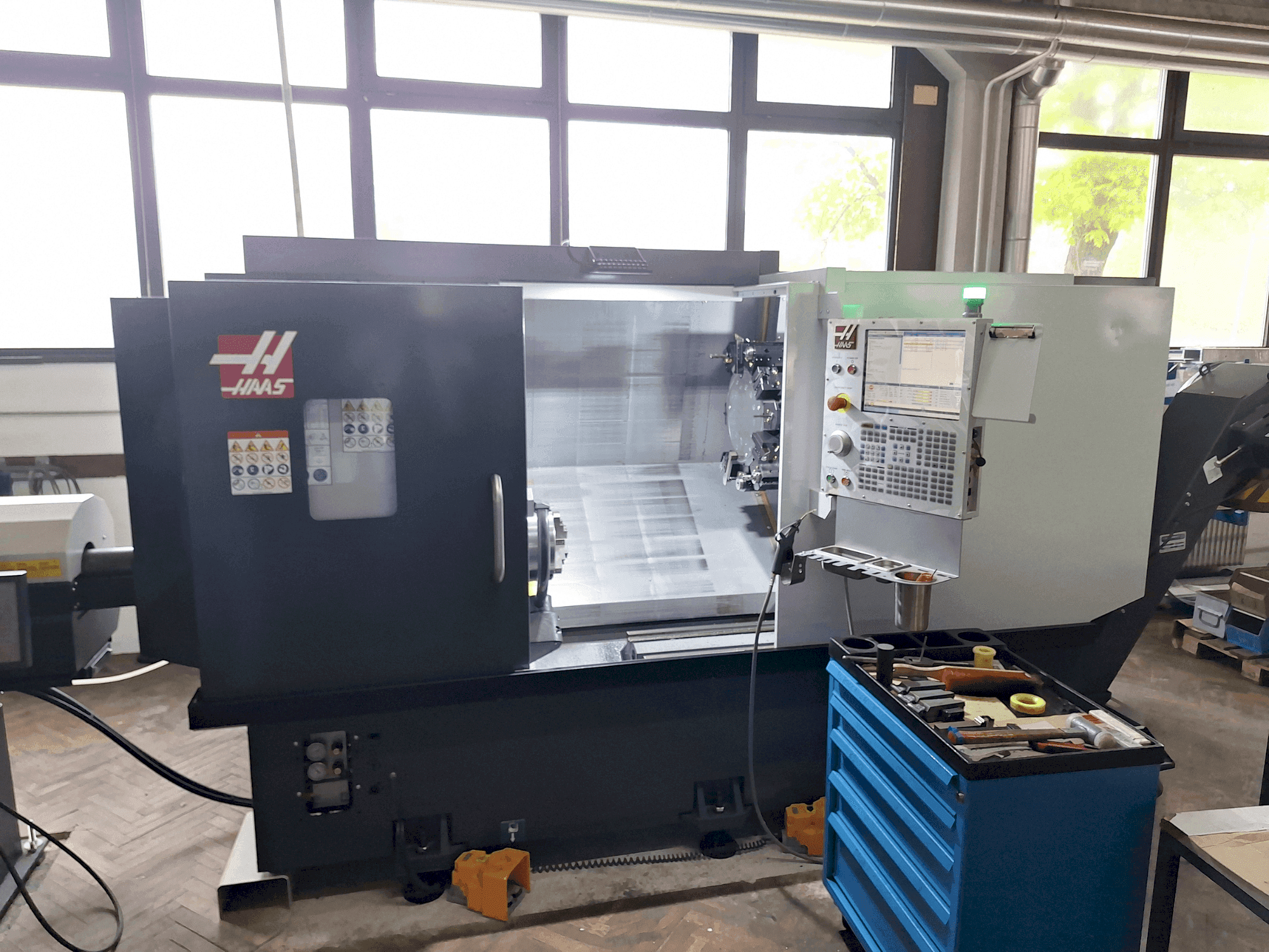 Vista frontale della macchina HAAS ST 30Y