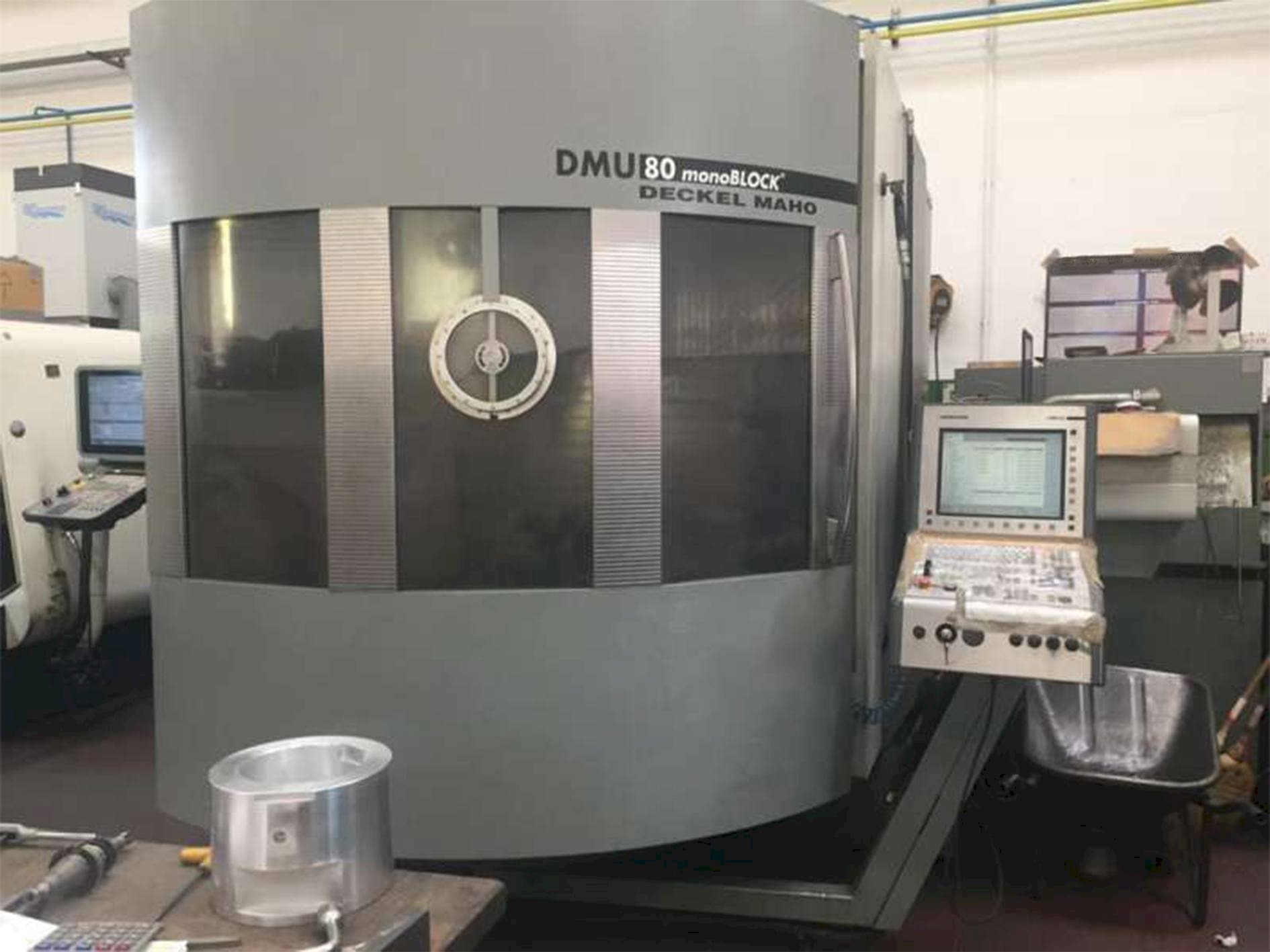 Vista frontale della macchina DECKEL MAHO DMU 80 monoblock