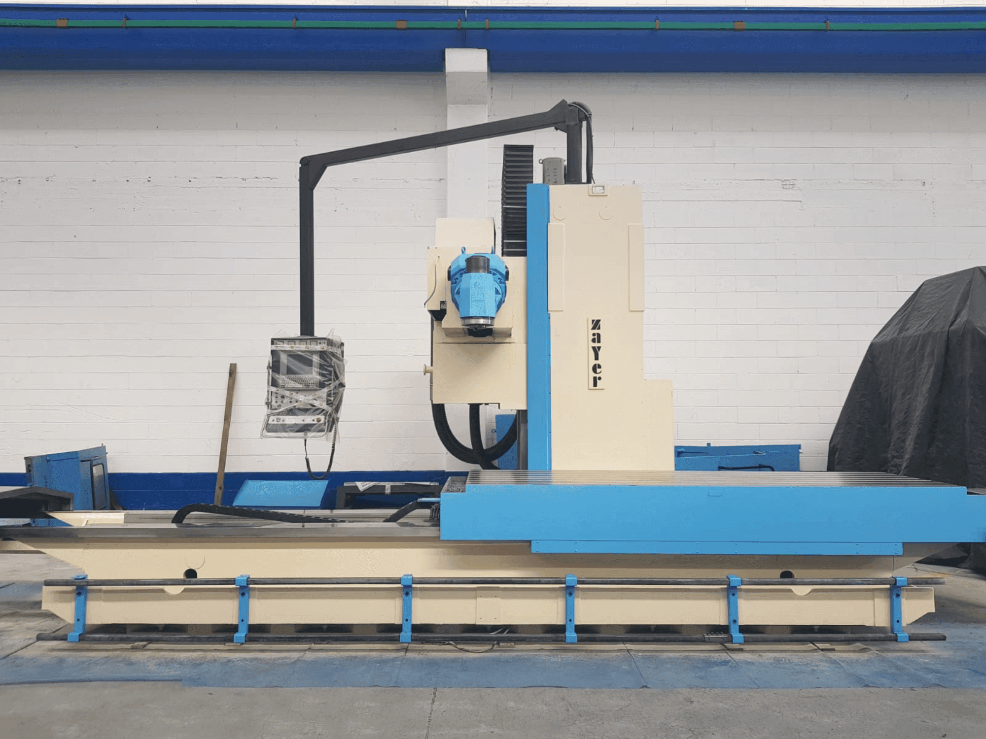 Vista frontale della macchina Zayer 30KF 3000