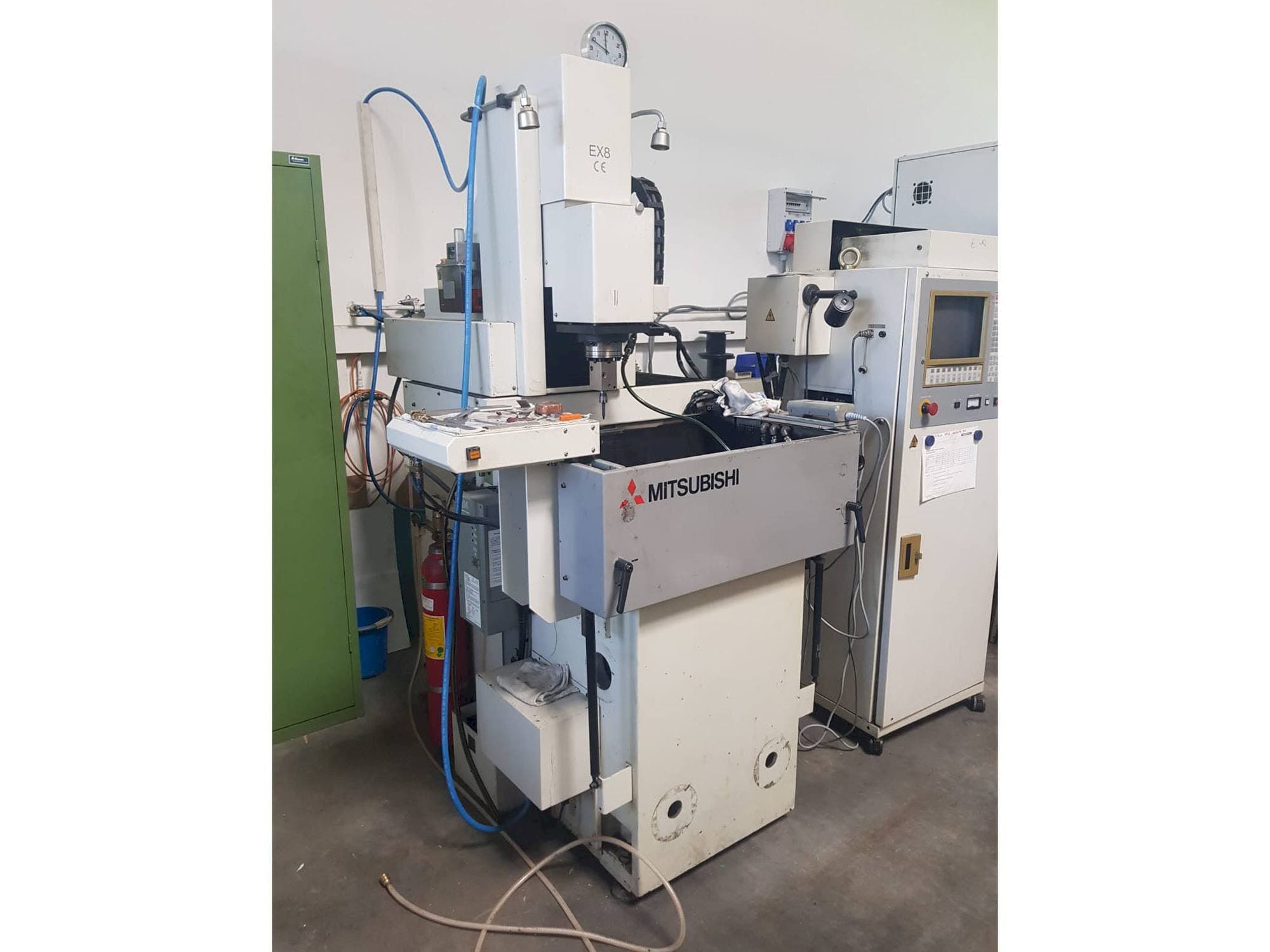 Vista frontale della macchina Mitsubishi EX 8