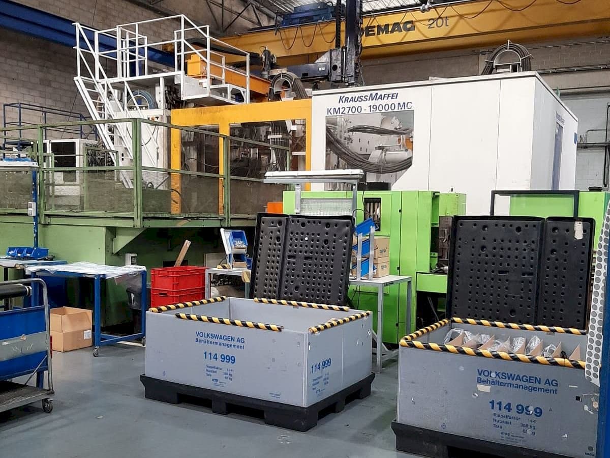 Vista frontale della macchina Krauss Maffei 2700/19000 MC