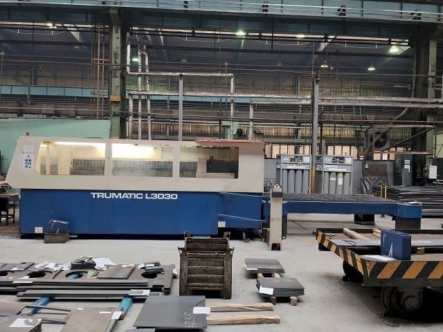 Vista frontale della macchina Trumpf TRUMATIC L 3030