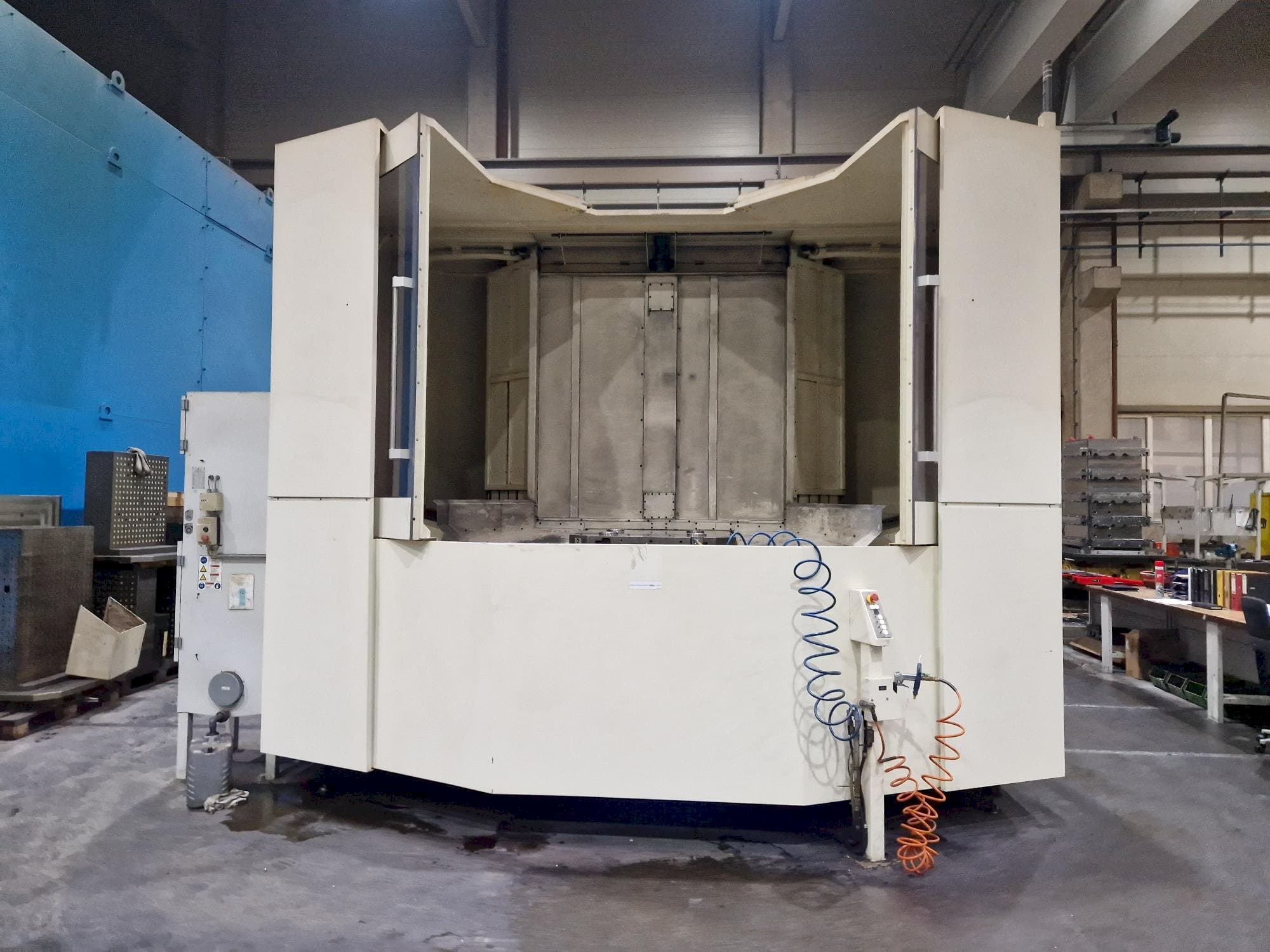 Vista frontale della macchina Makino a120nx
