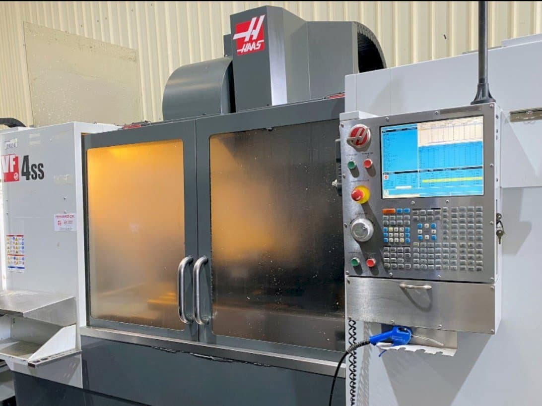 Vista frontale della macchina HAAS VF-4SS