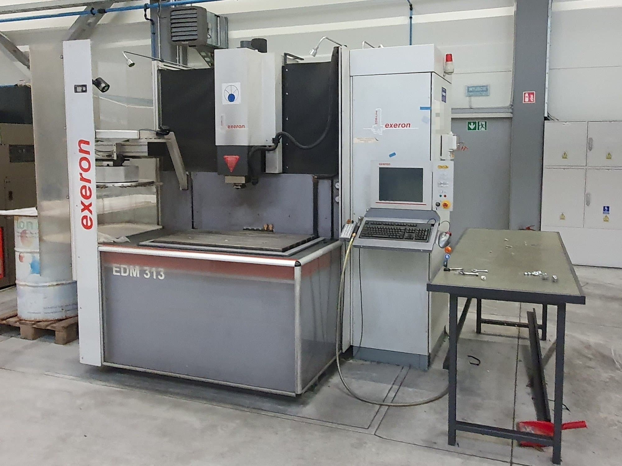 Vista frontale della macchina EXTRON EDM 313