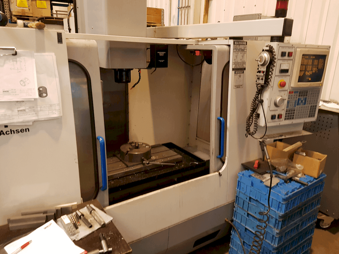 Vista frontale della macchina HAAS VF1