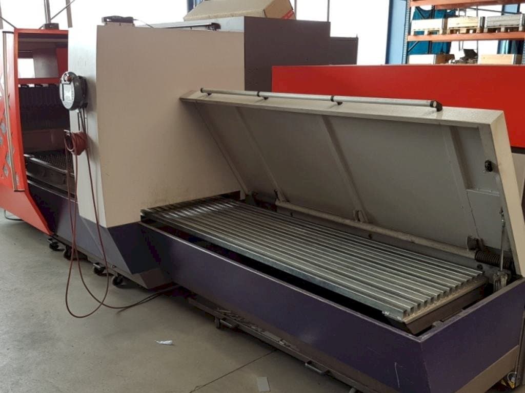 Vista frontale della macchina Bystronic Byvention 3015