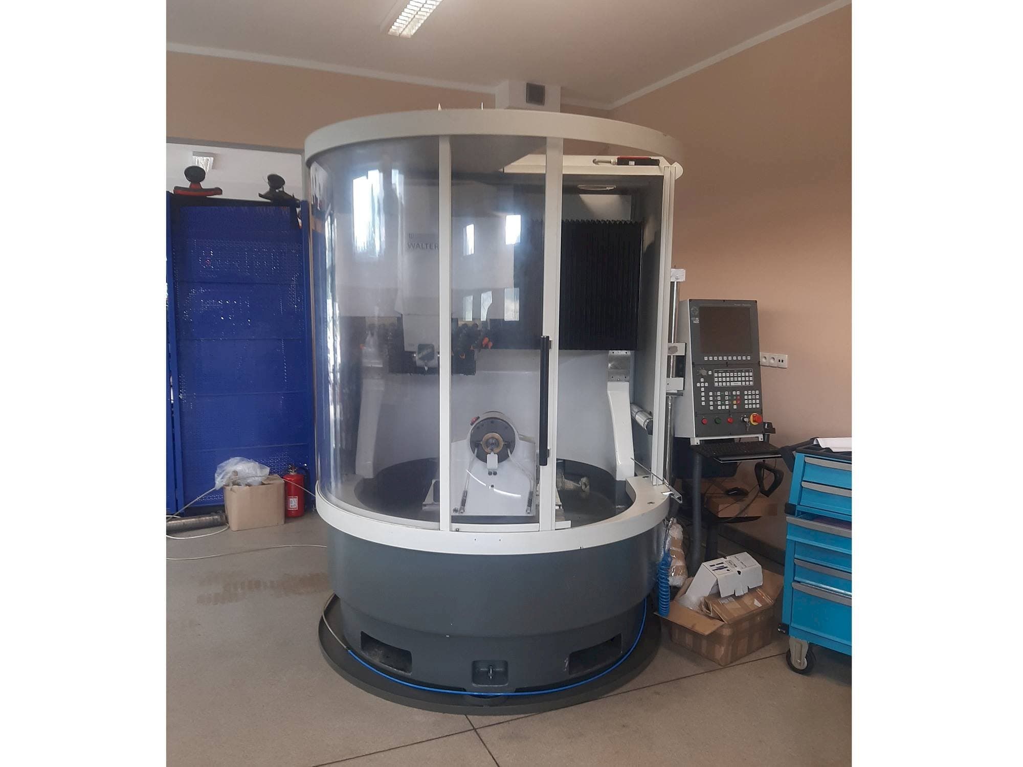 Vista frontale della macchina Walter