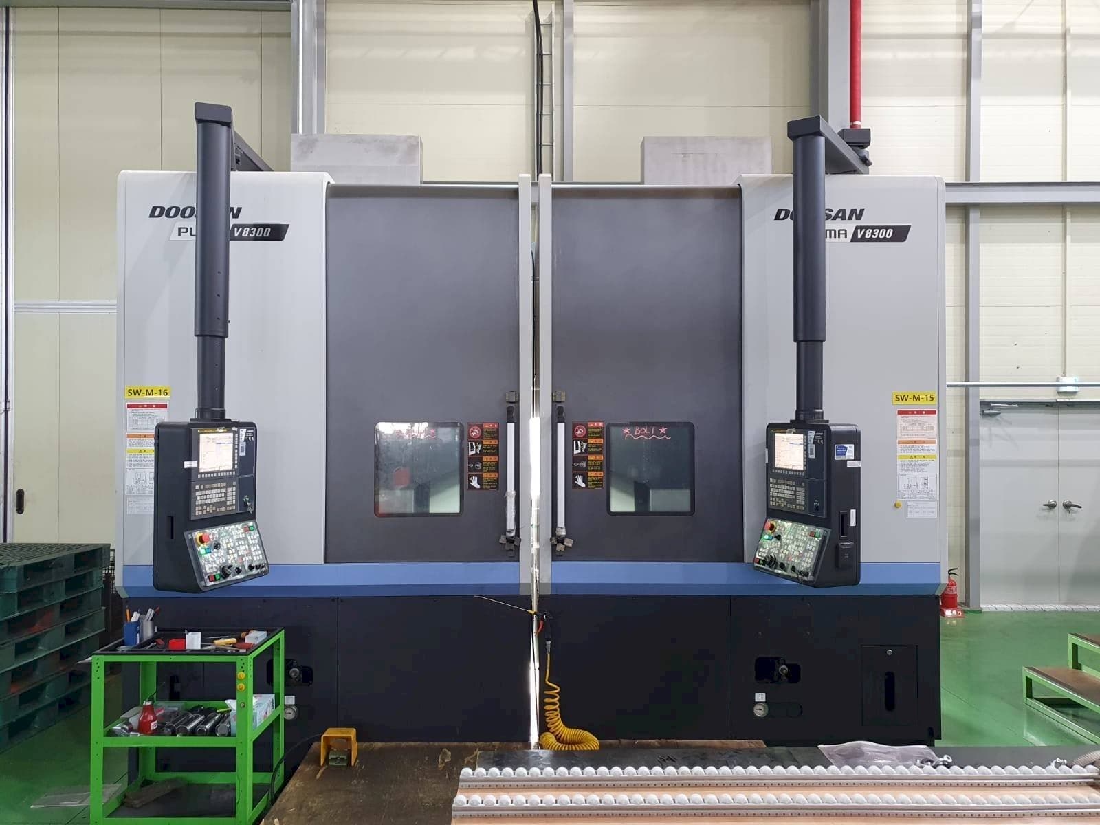 Vista frontale della macchina Doosan V8300R