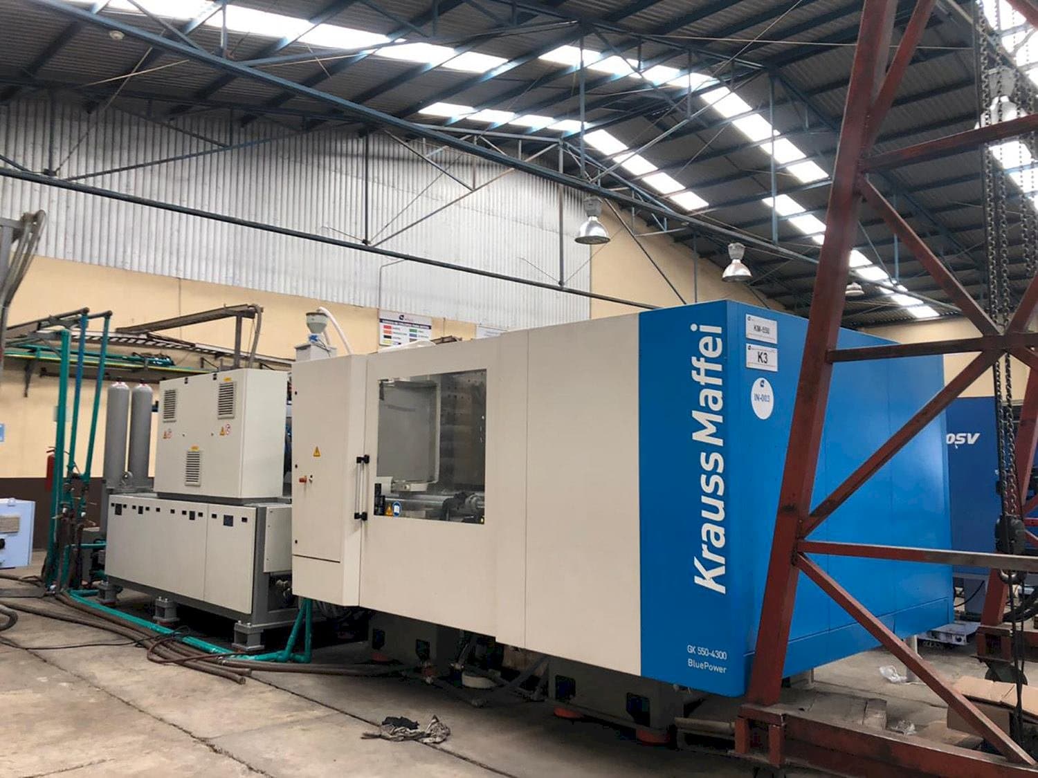 Vista frontale della macchina Krauss Maffei 550-4300 GX