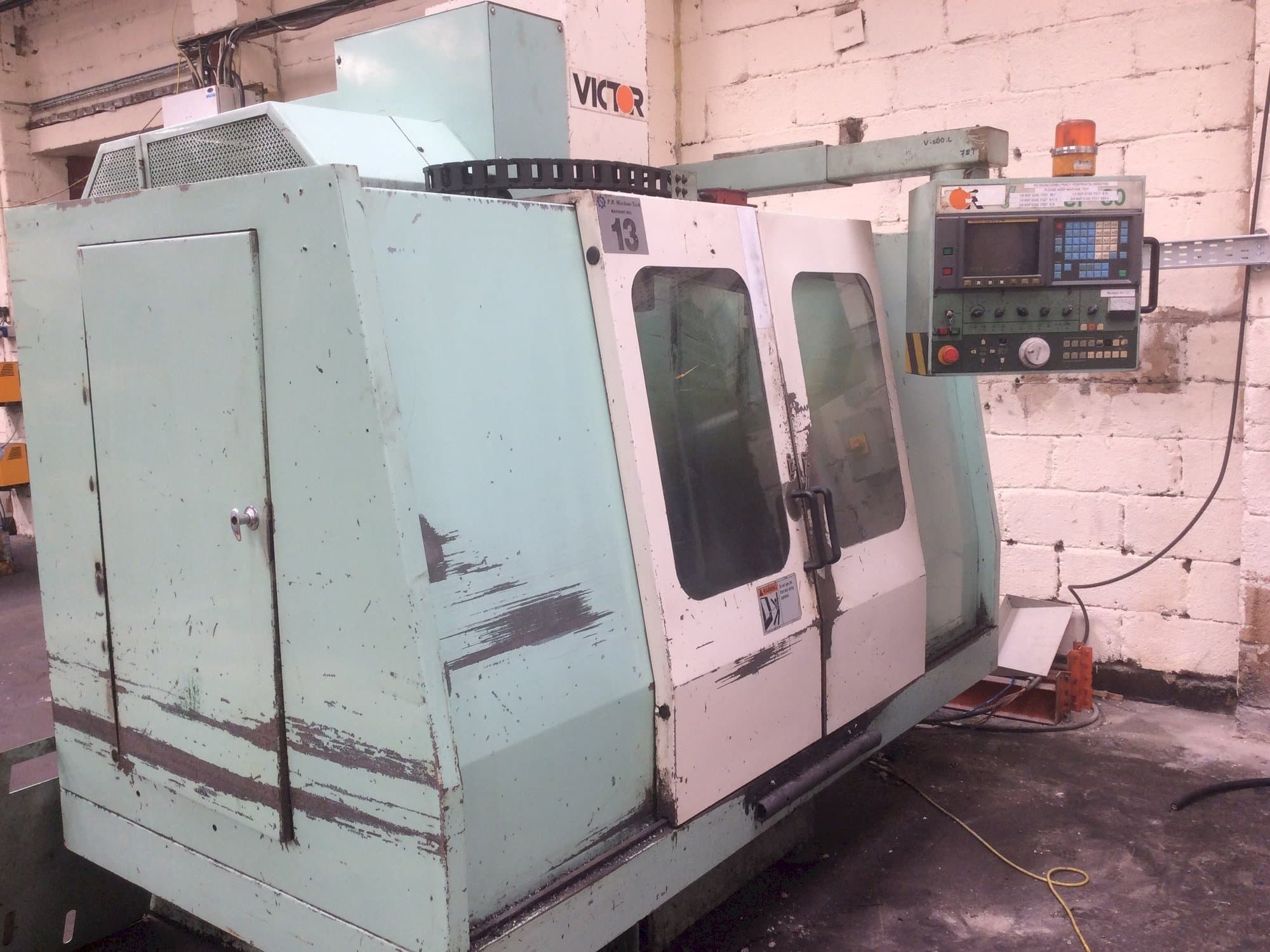 Vista frontale della macchina Victor V Center-80