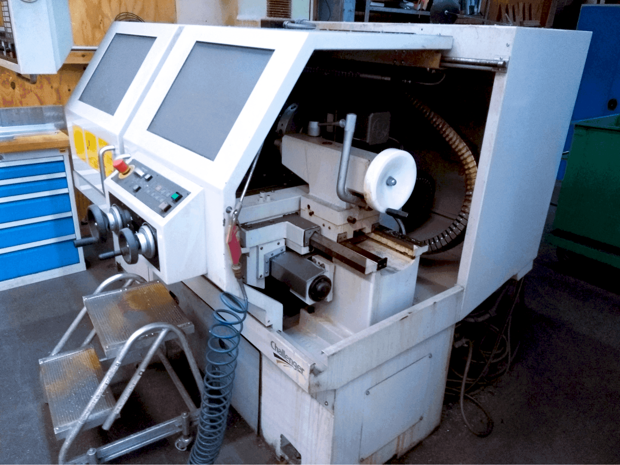 Vista frontale della macchina Challenger MICROTURN BNC 446