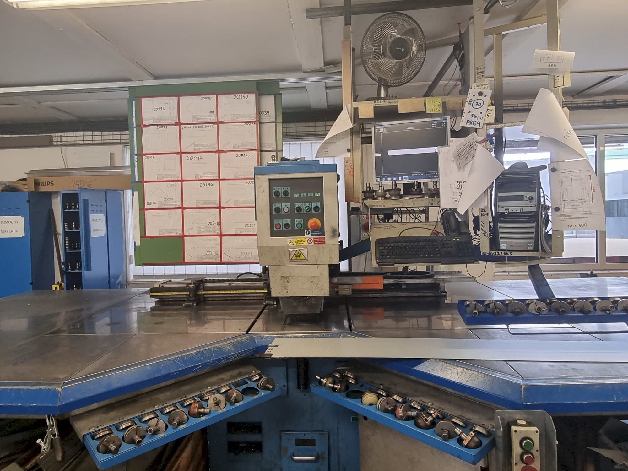 Vista frontale della macchina Euromac CX 750/30 CNC